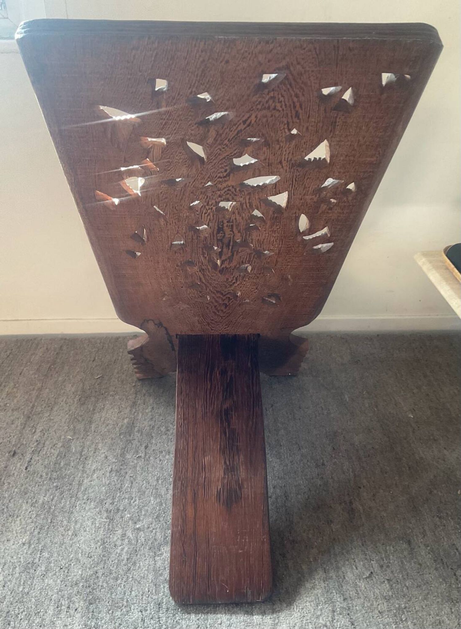 Chaise vintage à palabre en bois sculpté