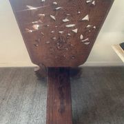 Chaise vintage à palabre en bois sculpté