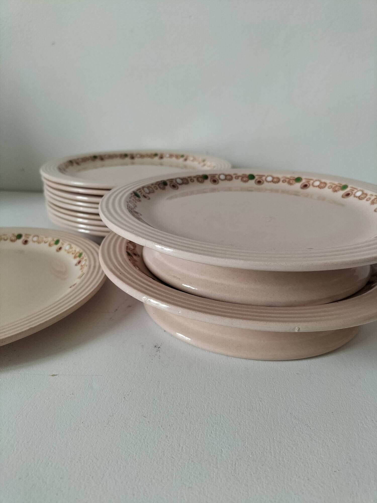 Plats à gâteaux et assiettes à dessert Longwy modèle Betty