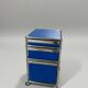 Caisson USM Haller M63 bleu mat – 3 tiroirs sur roulettes – design suisse