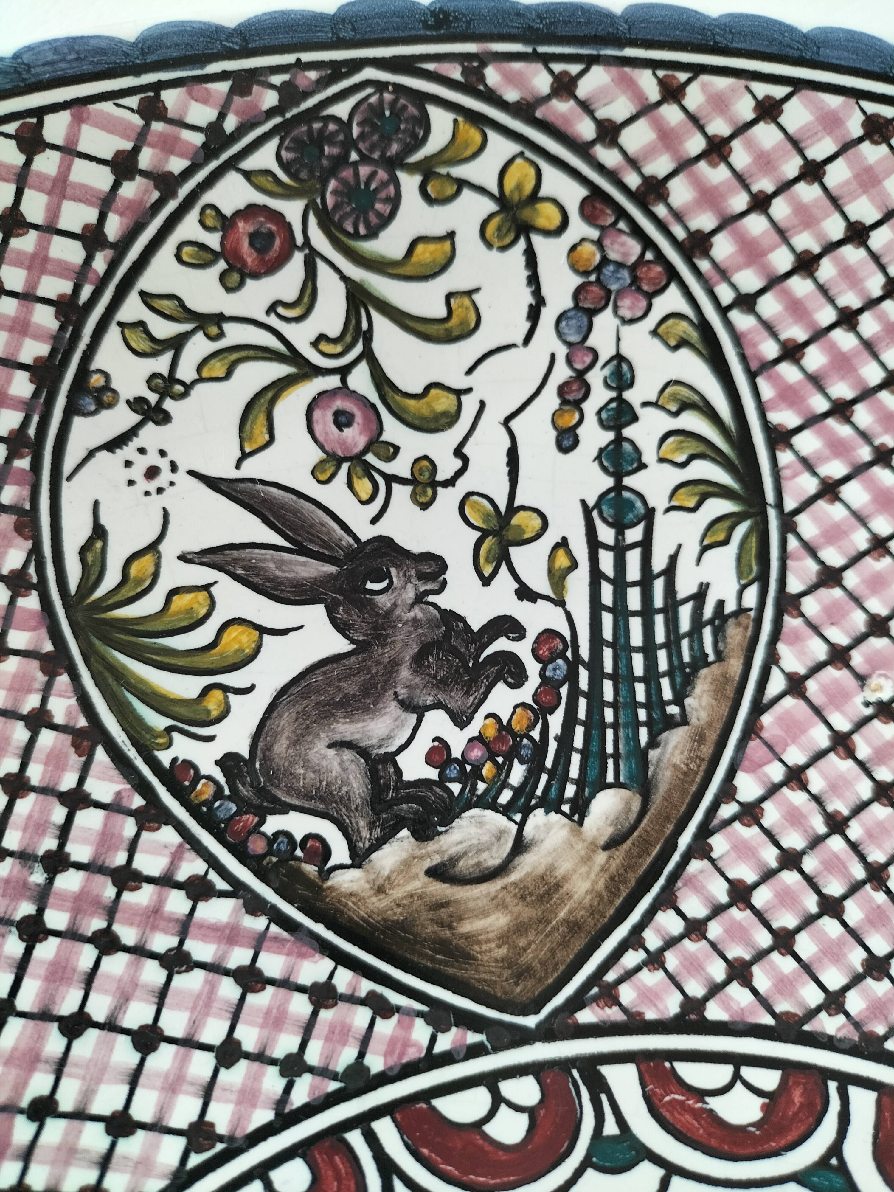 Portuguese plate signed Estrela de Conimbriga, 17th century Colours decor