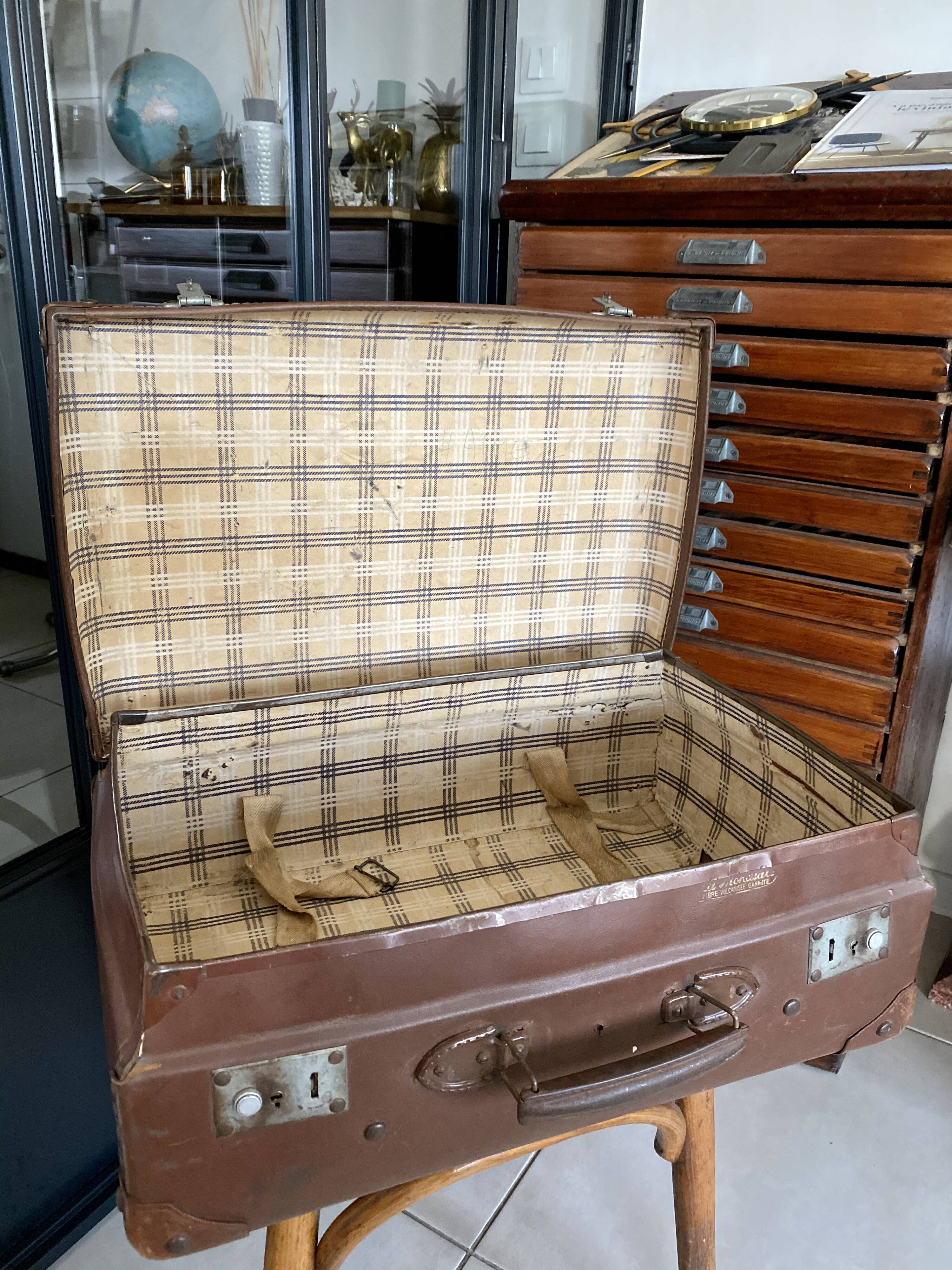 Former vintage suitcase "La Mondiale"