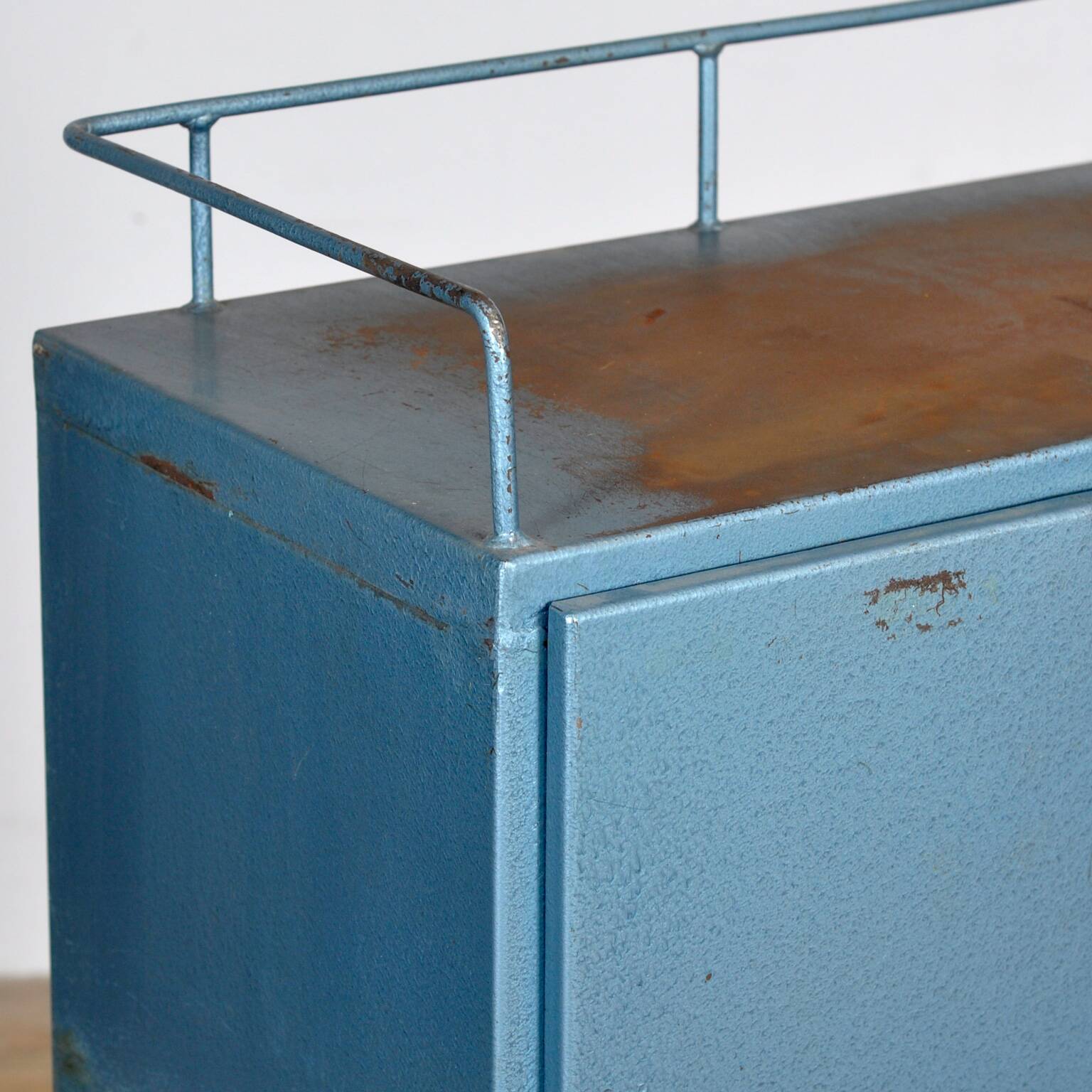 Cabinet industriel à quatre tiroirs des années 1970