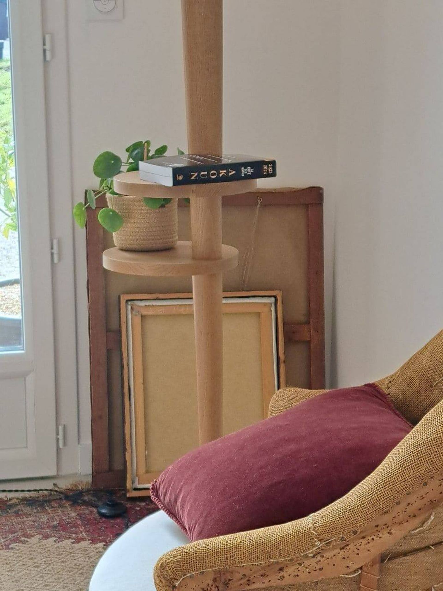 Lampadaire vintage en chêne massif à tablettes, années 1960