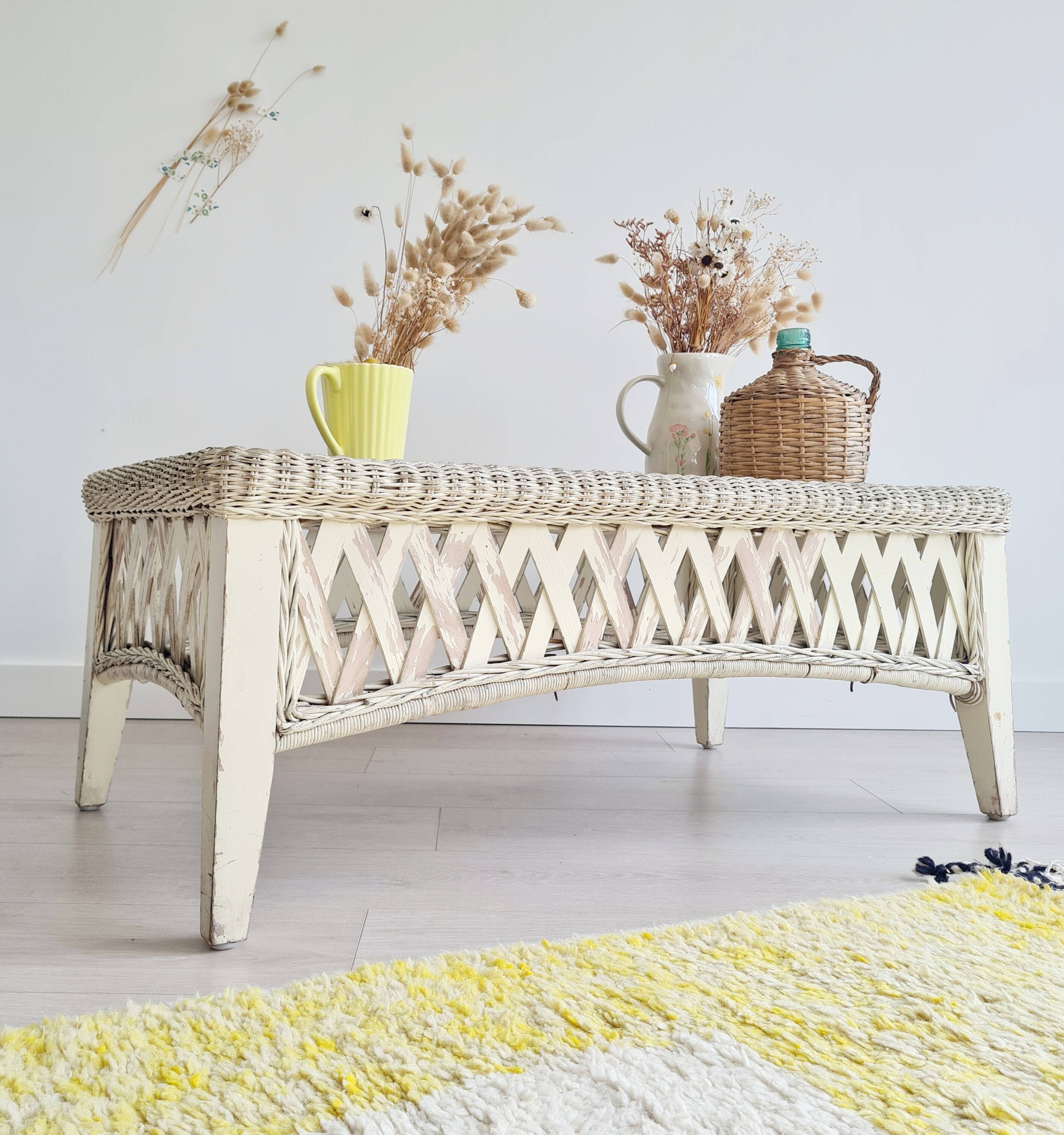 Table basse rotin blanc patiné plateau verre