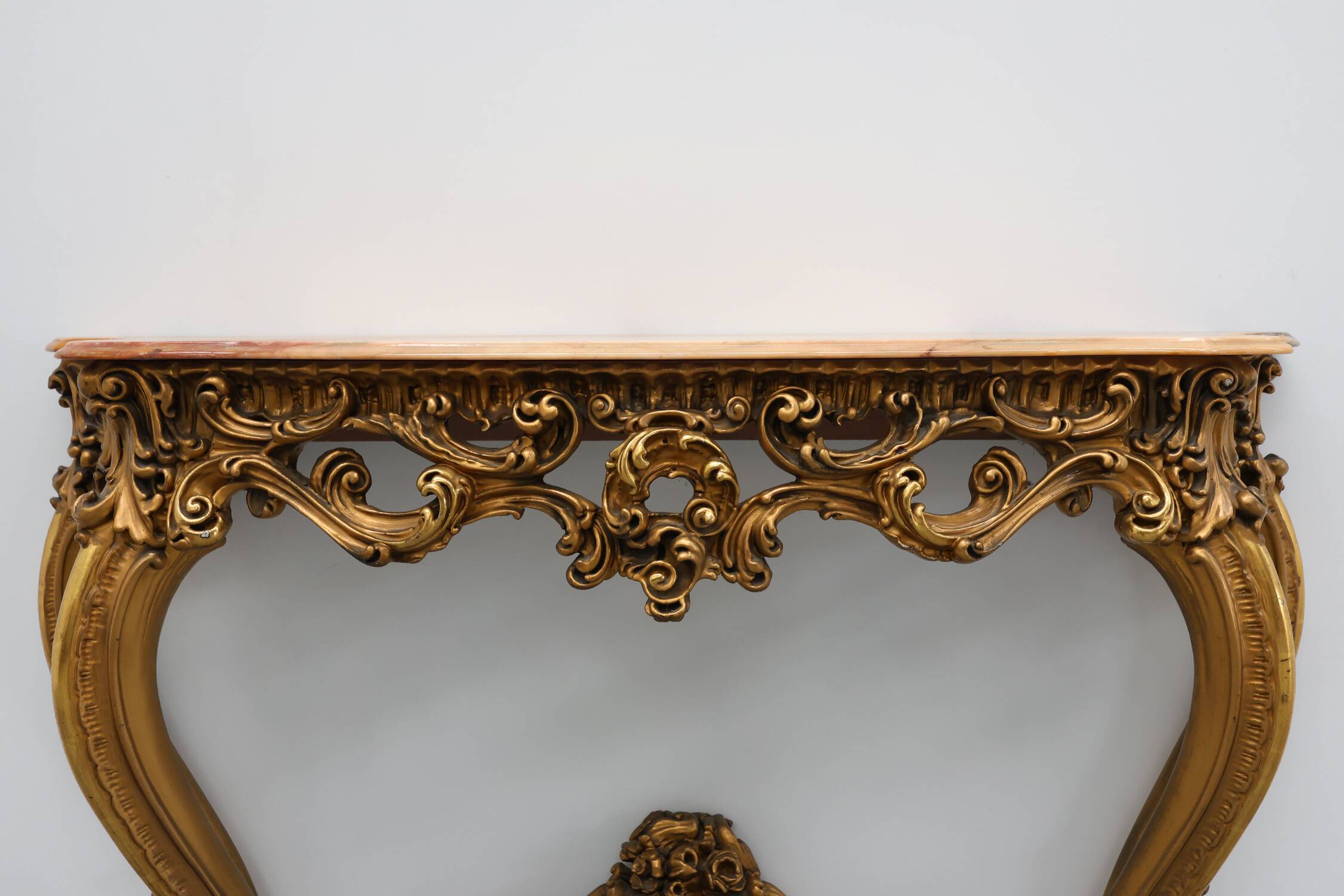 Console en bois doré sculpté avec plateau en marbre rose, style Louis XV / Rococo, It