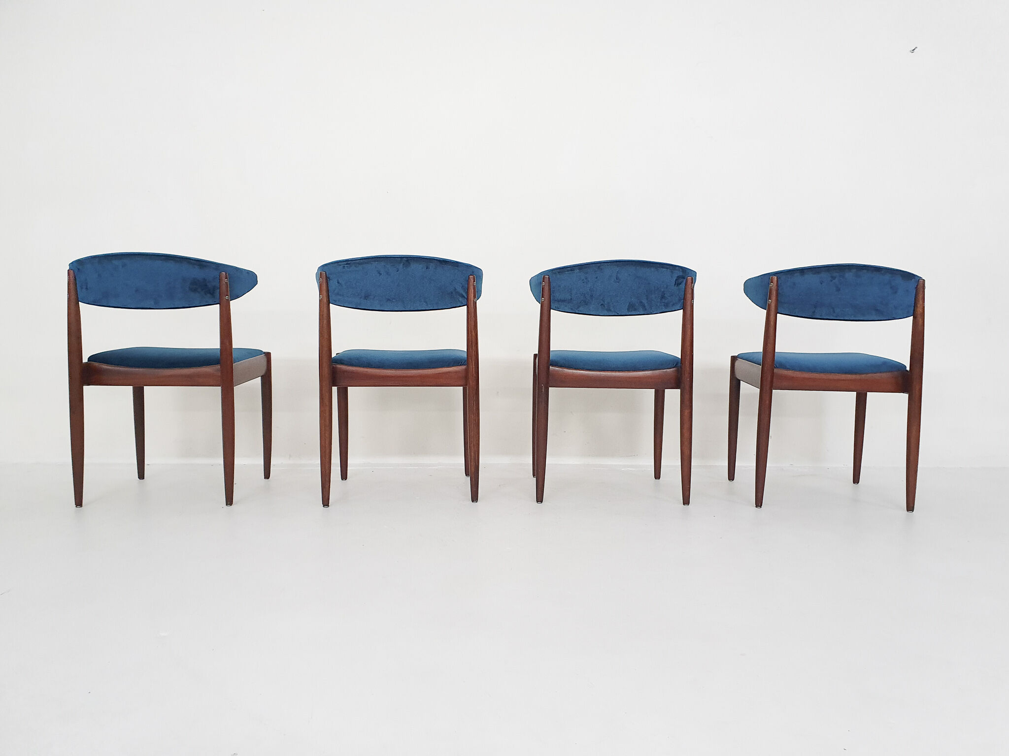 Ensemble de quatre chaises de salle à manger en palissandre et velours par Topform, Pays-Bas des années 1950