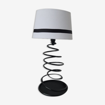 Spiral lamp foot and lampshade thereof