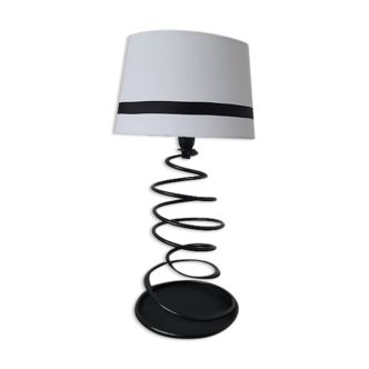 Spiral lamp foot and lampshade thereof