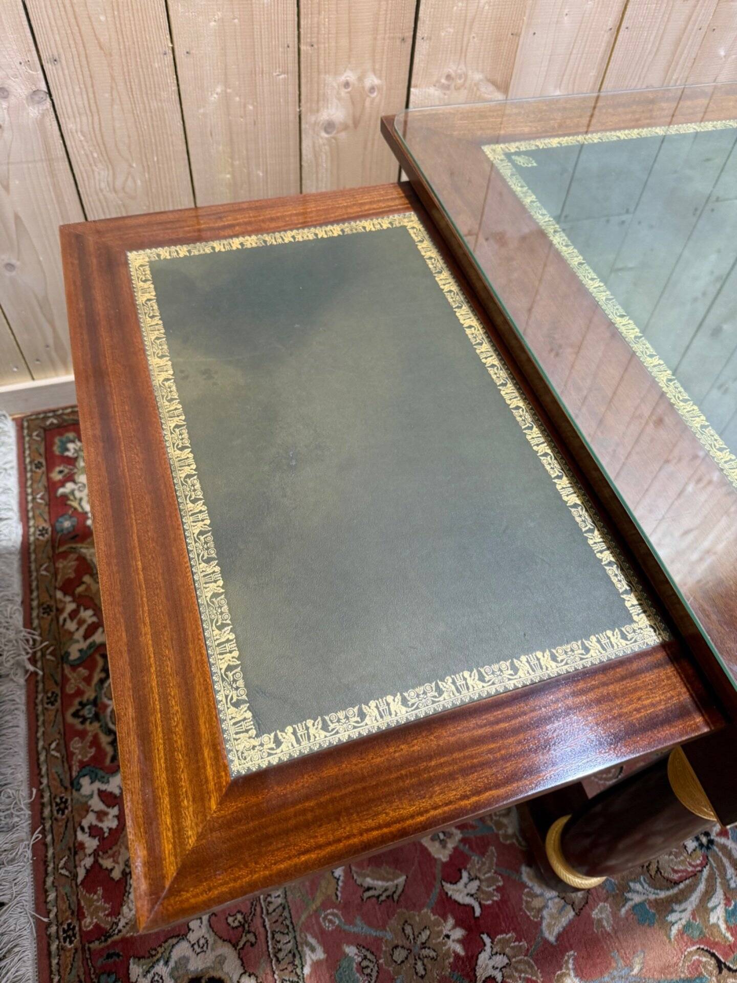 Bureau plat de style Empire en acajou et cuir vert