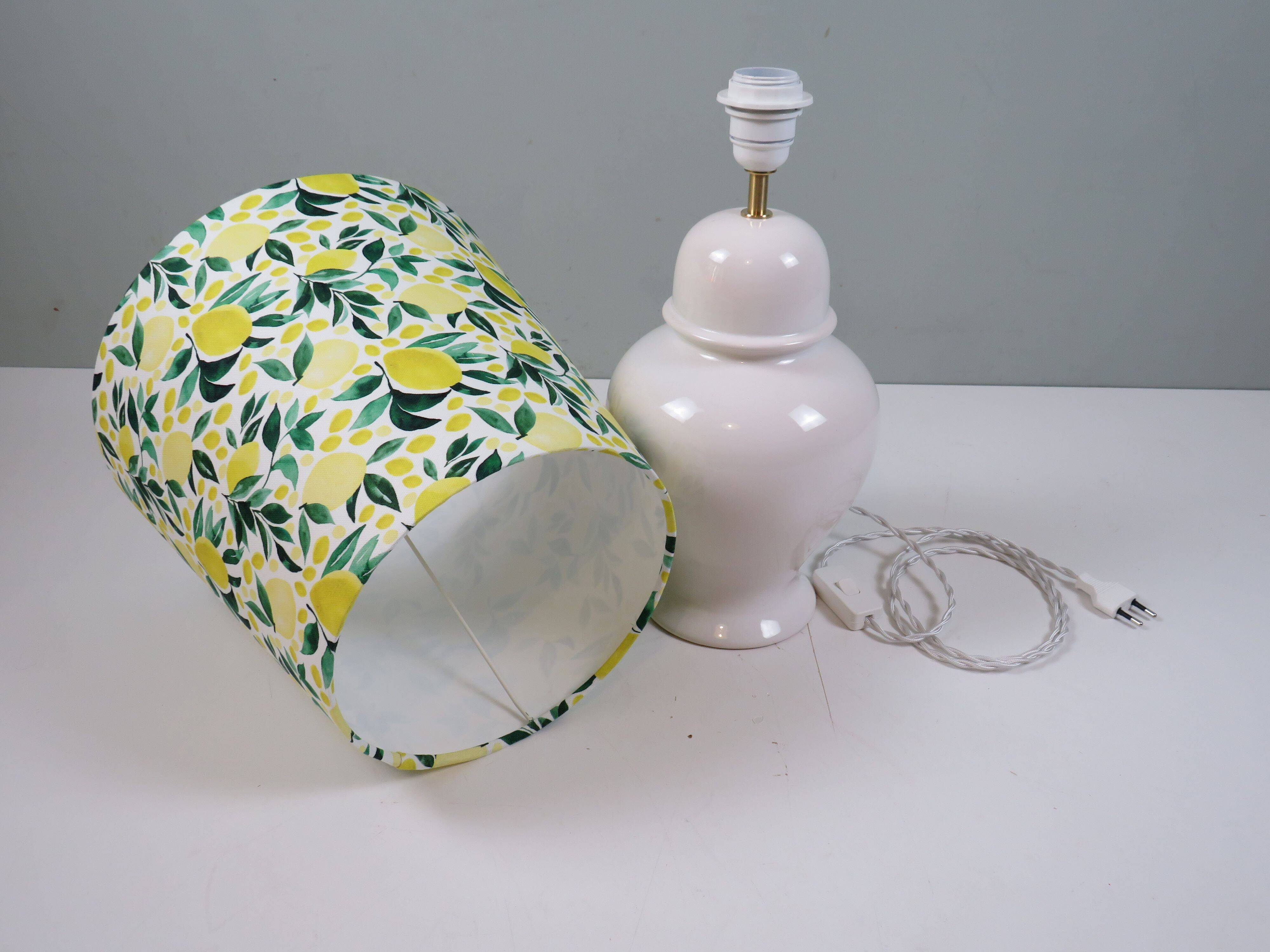 Lampe vintage en céramique blanche avec abat-jour citron, sur mesure