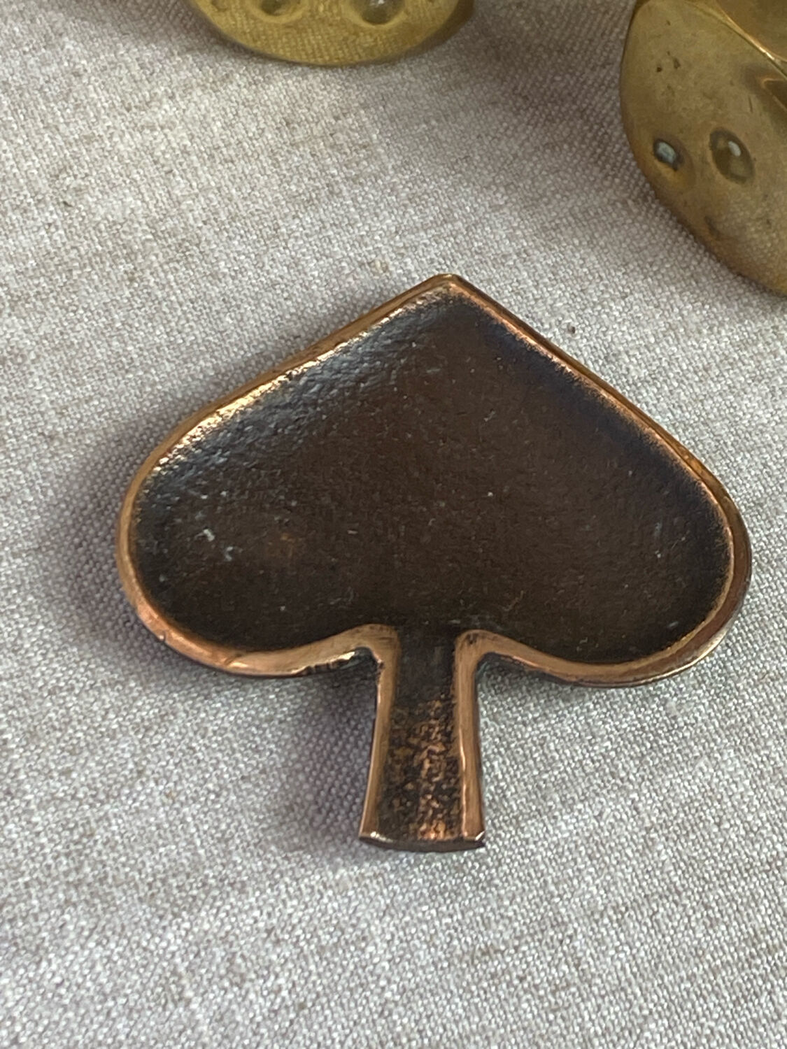 Cendrier en bronze, en forme de pique  