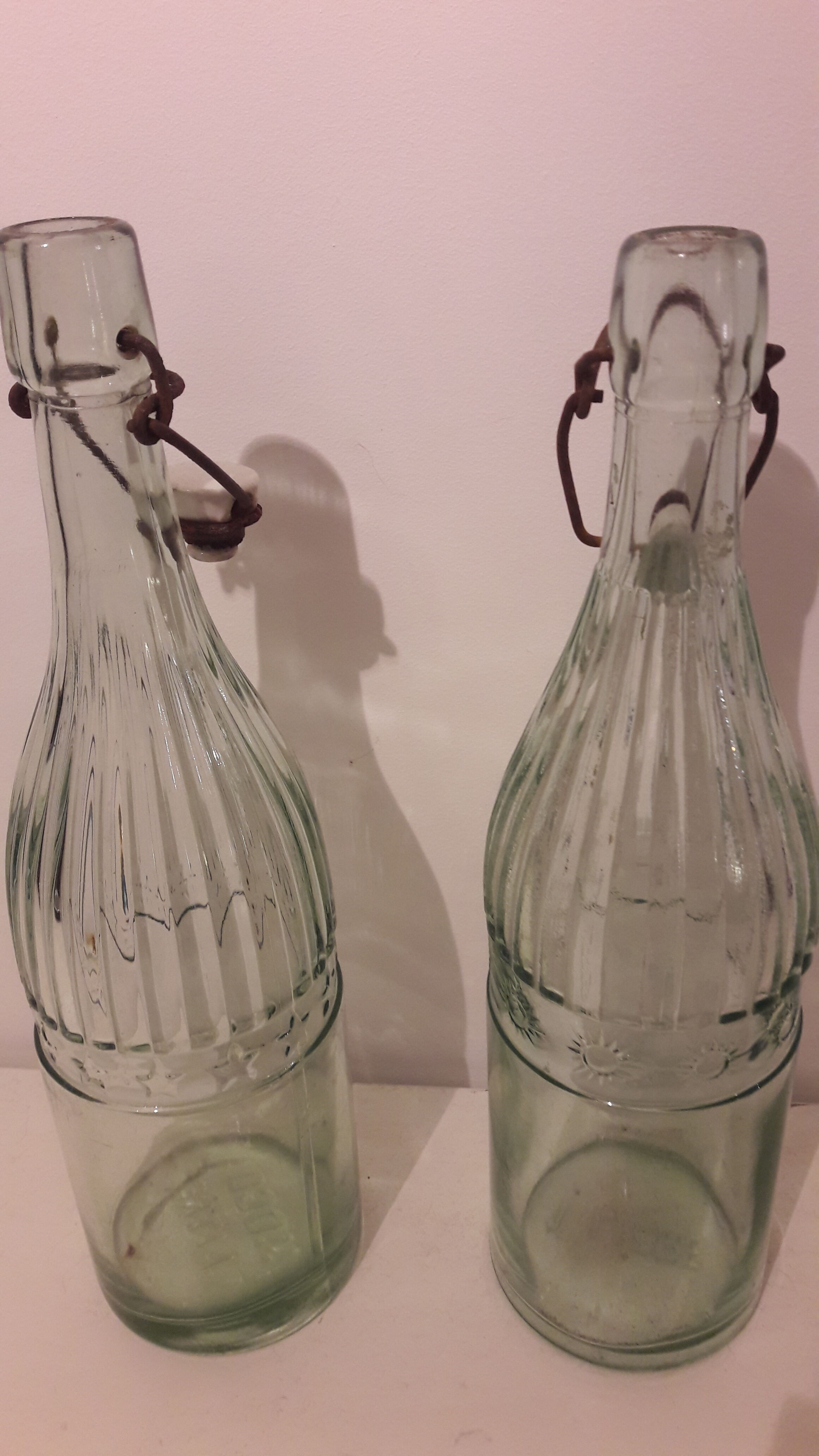 Duo d'anciennes bouteilles