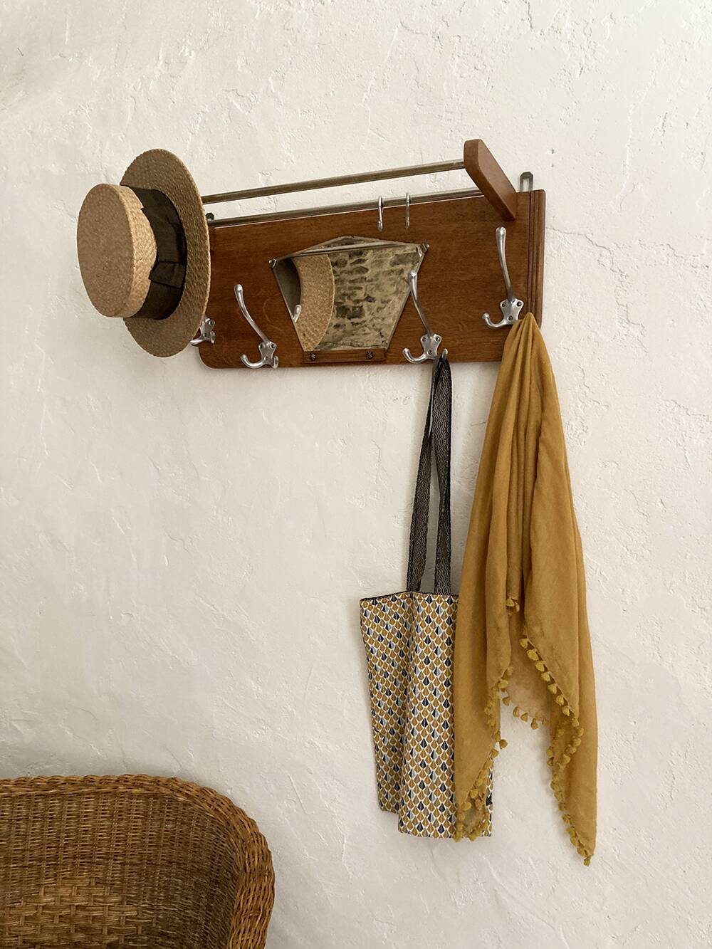Wall-mounted wardrobe with 4 hooks in wood and aluminum with beveled trapezoid mirror