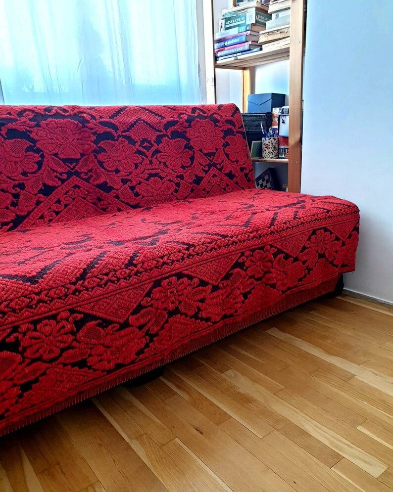 Tapis rouge fait à la main en Roumanie 155x190cm