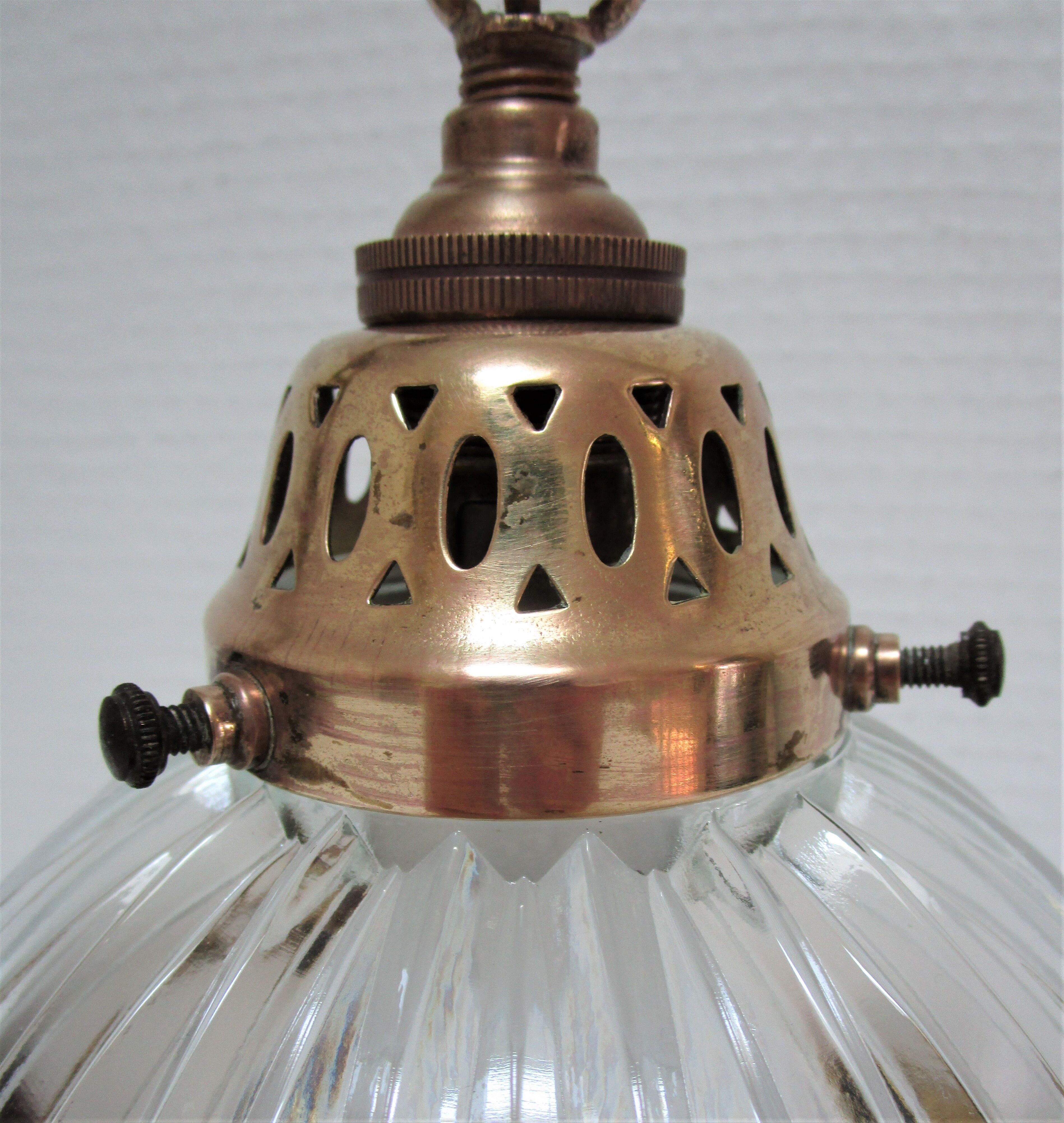 Suspension verre Holophane et laiton doré patiné vintage