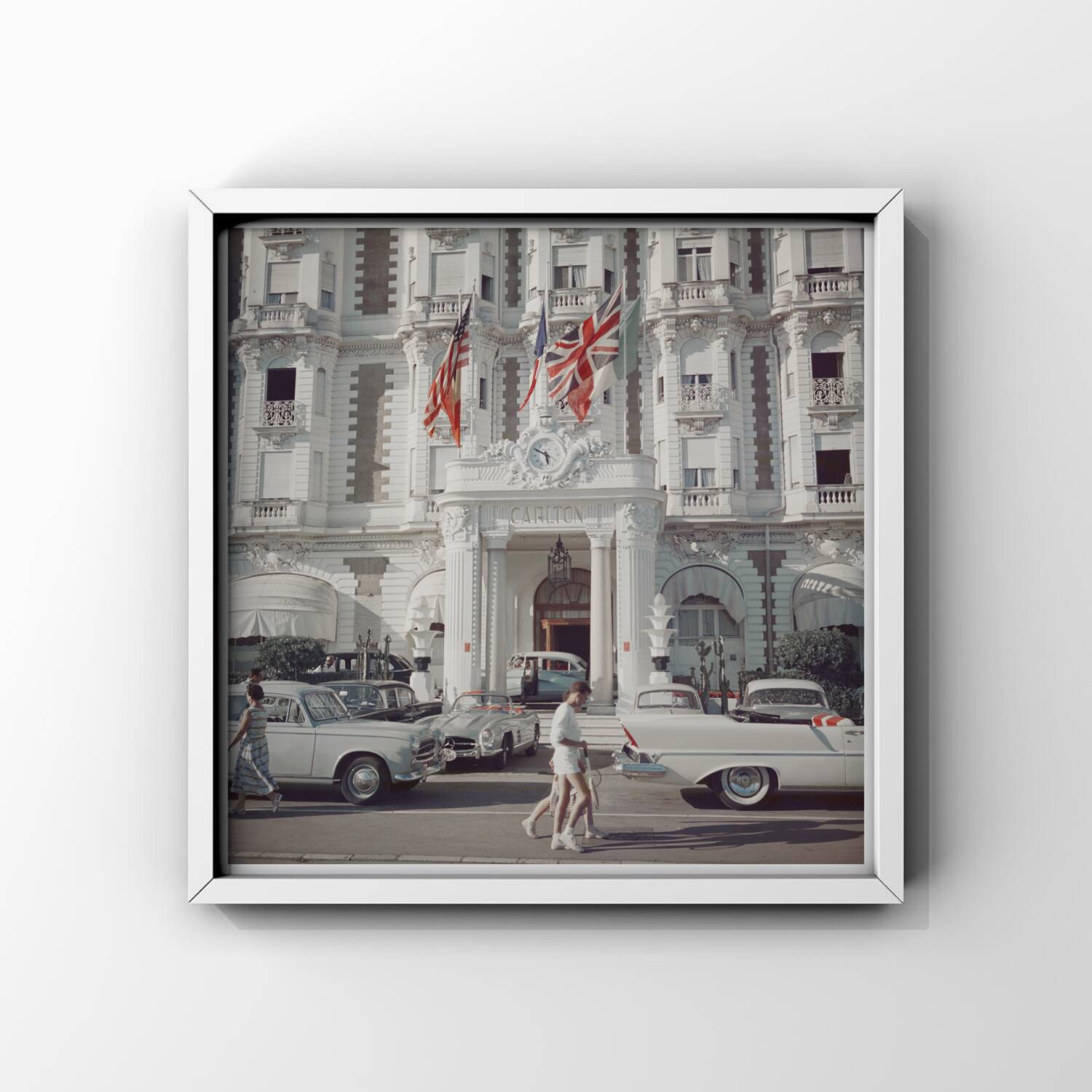 Slim Aarons – Photographie « Entrée de l'hôtel Carlton, Cannes 1958 »