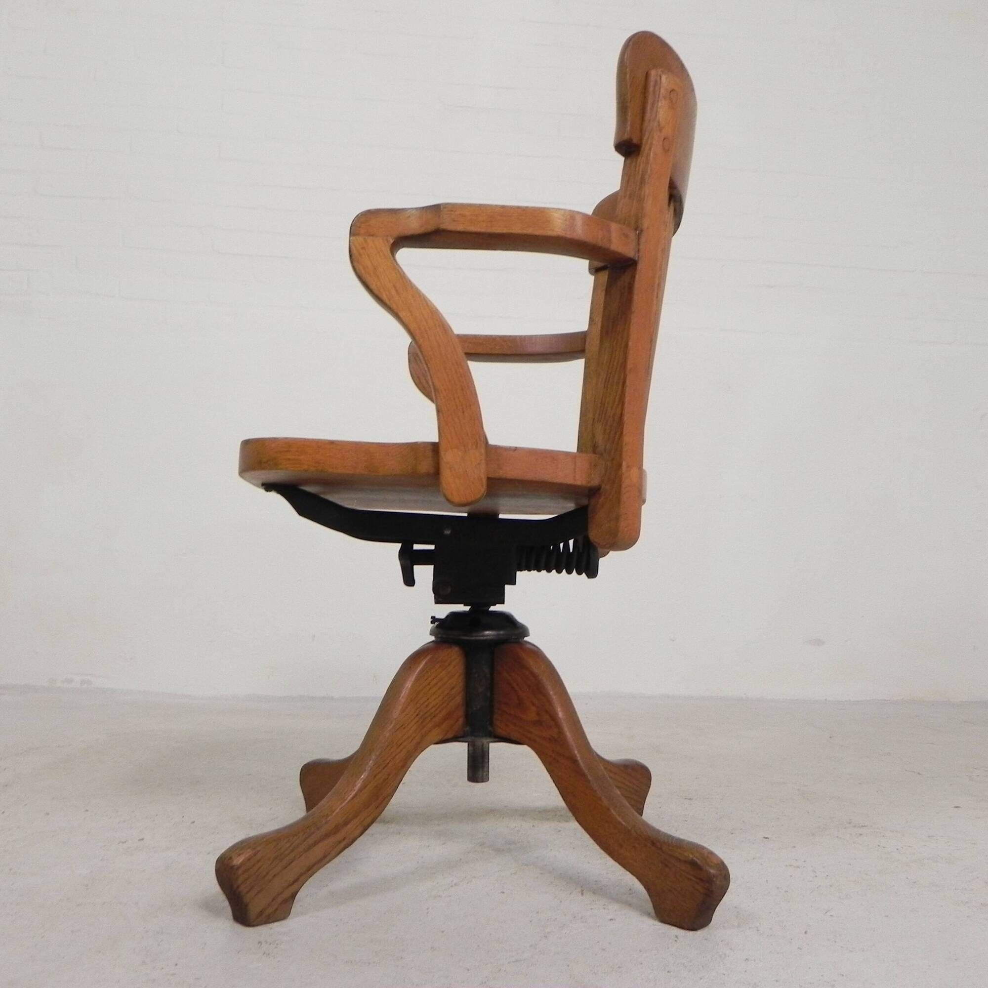 Oak office chair with adjustable spring system and height adjustment, 1950s.