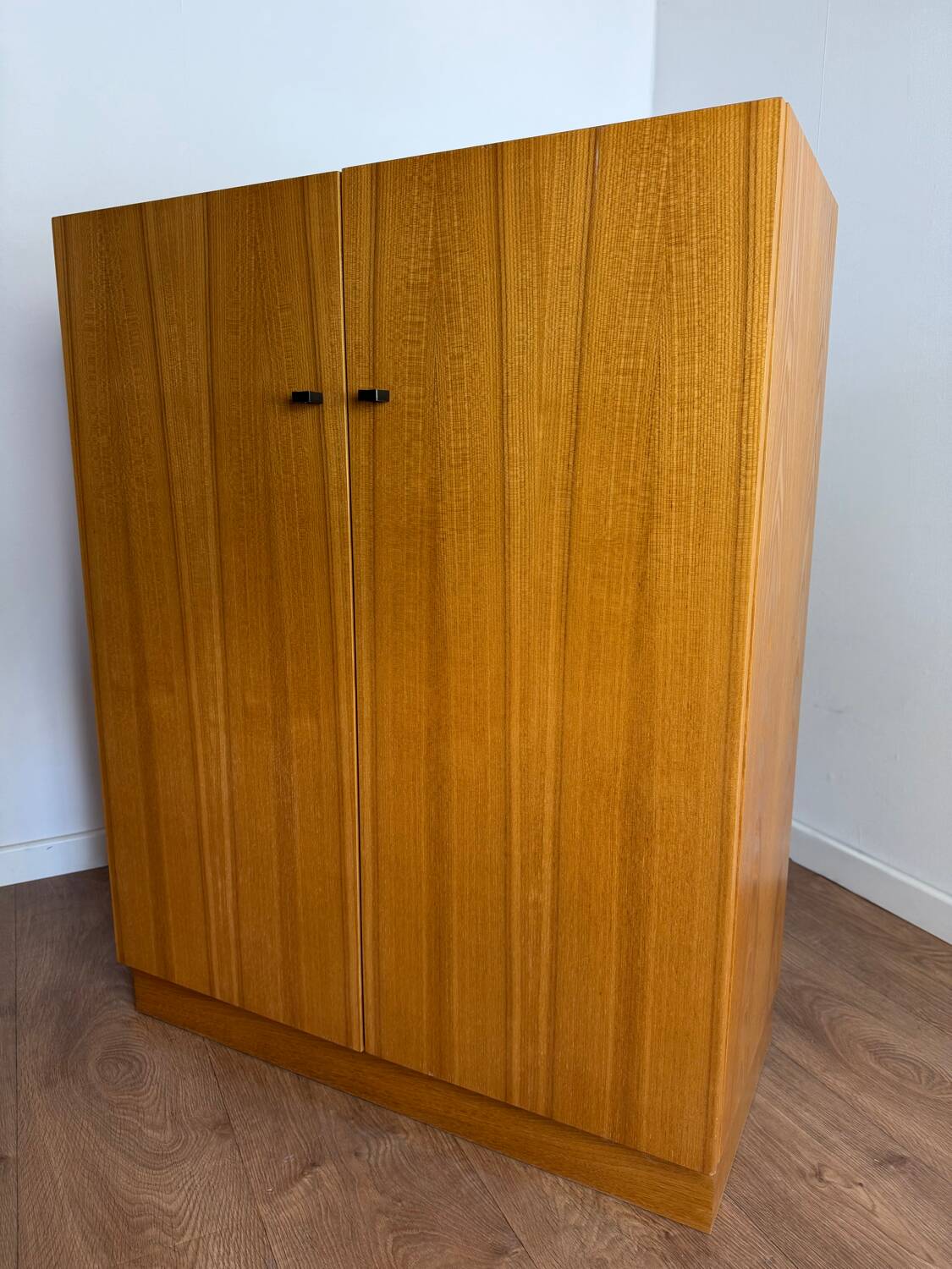 Armoire vintage