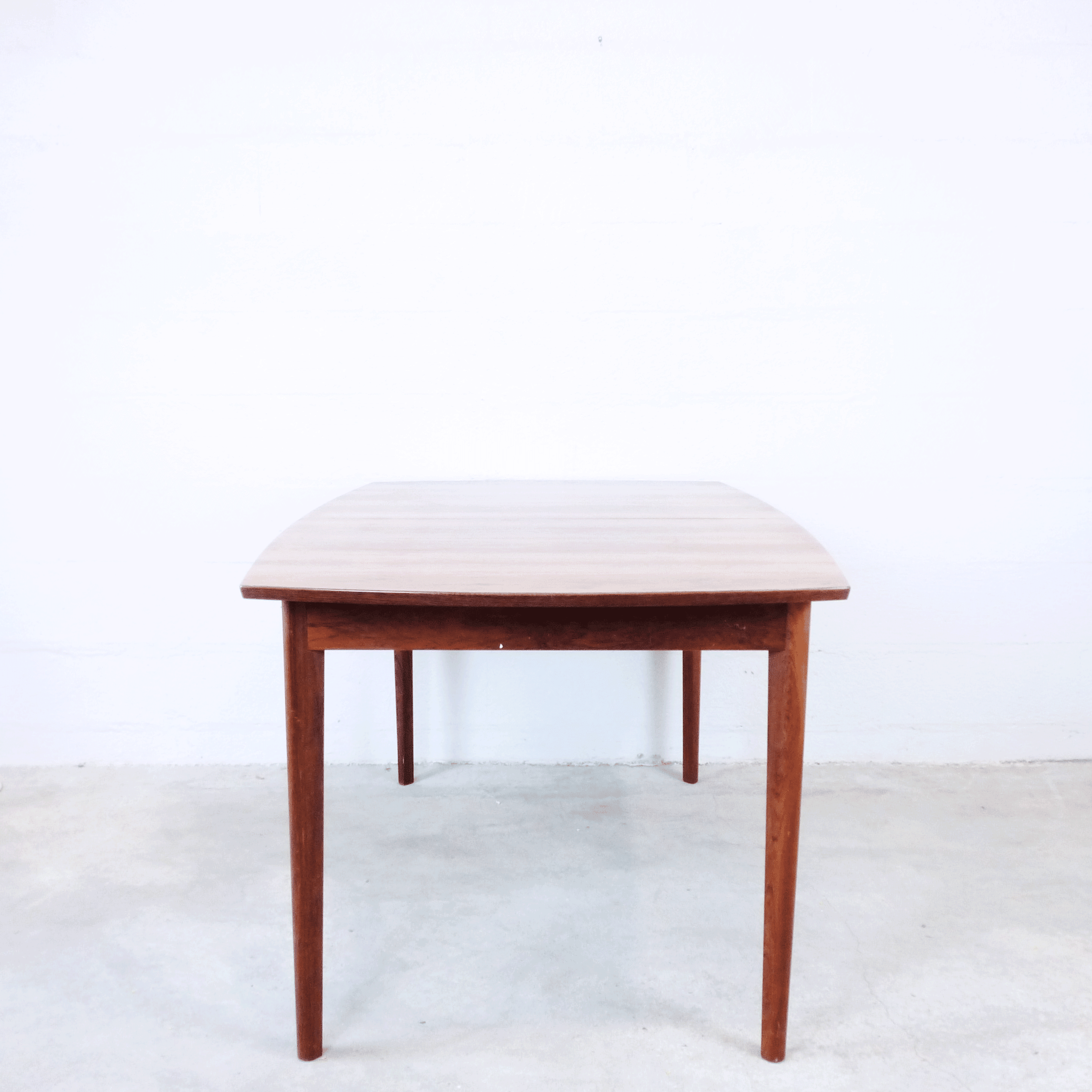 Extendable dining table in rosewood