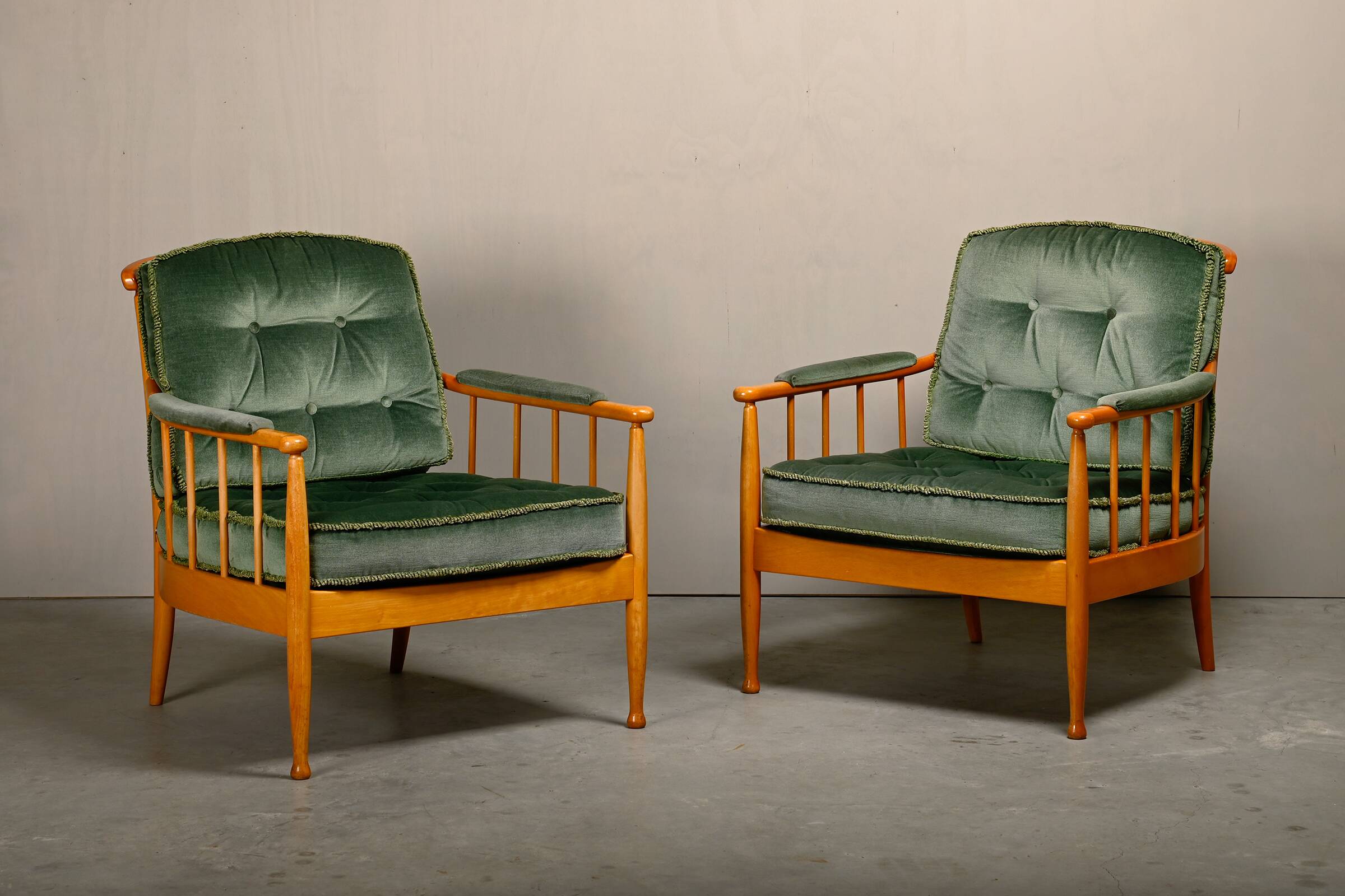Fauteuils Skrindan en hêtre et velours vert, par Kerstin Hörlin-Homquist, Suède