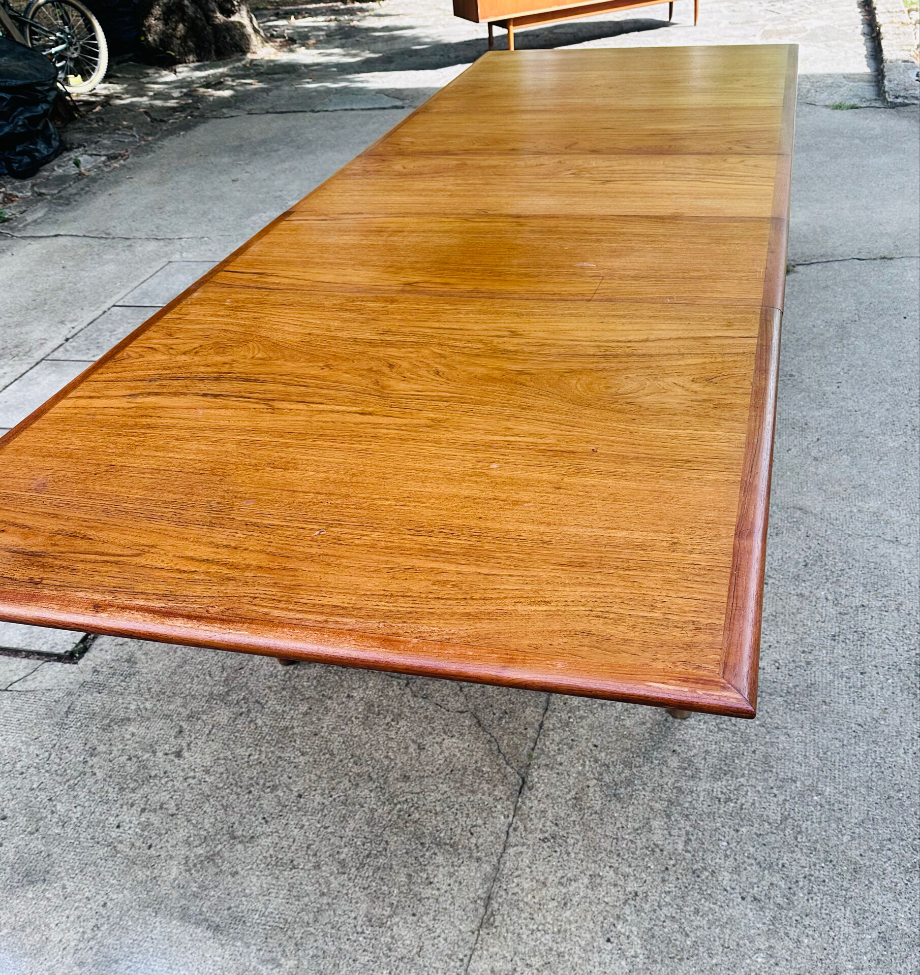 Table scandinave