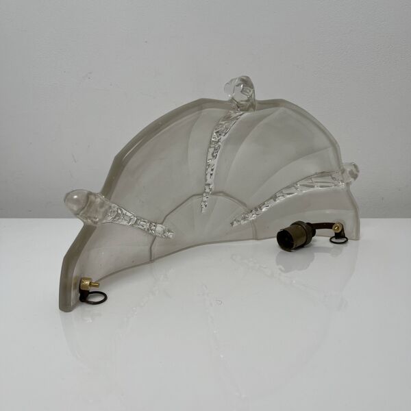 Applique Art Déco en verre pressé dépoli Ezan France