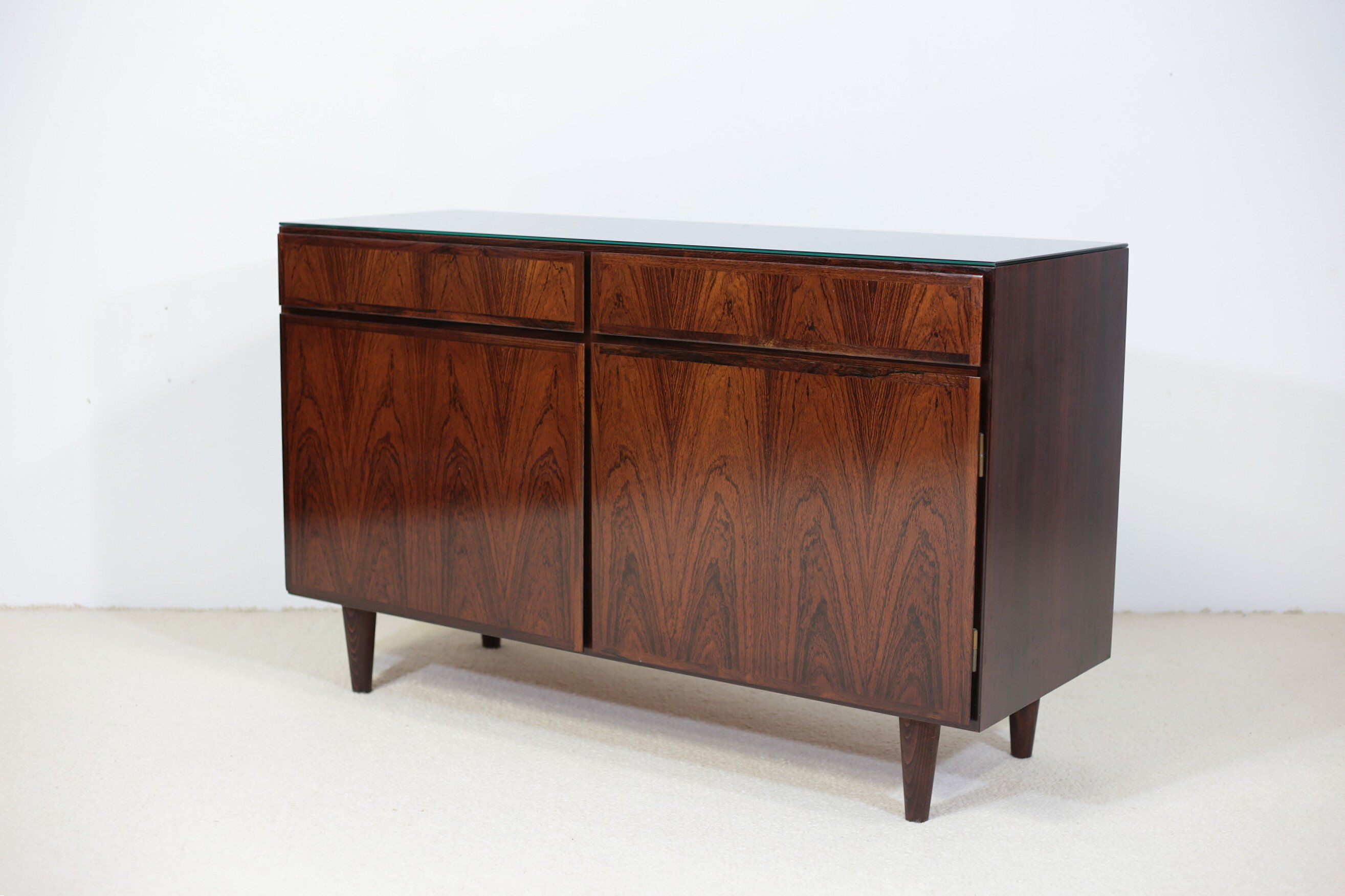 Omann Jun buffet in rosewood