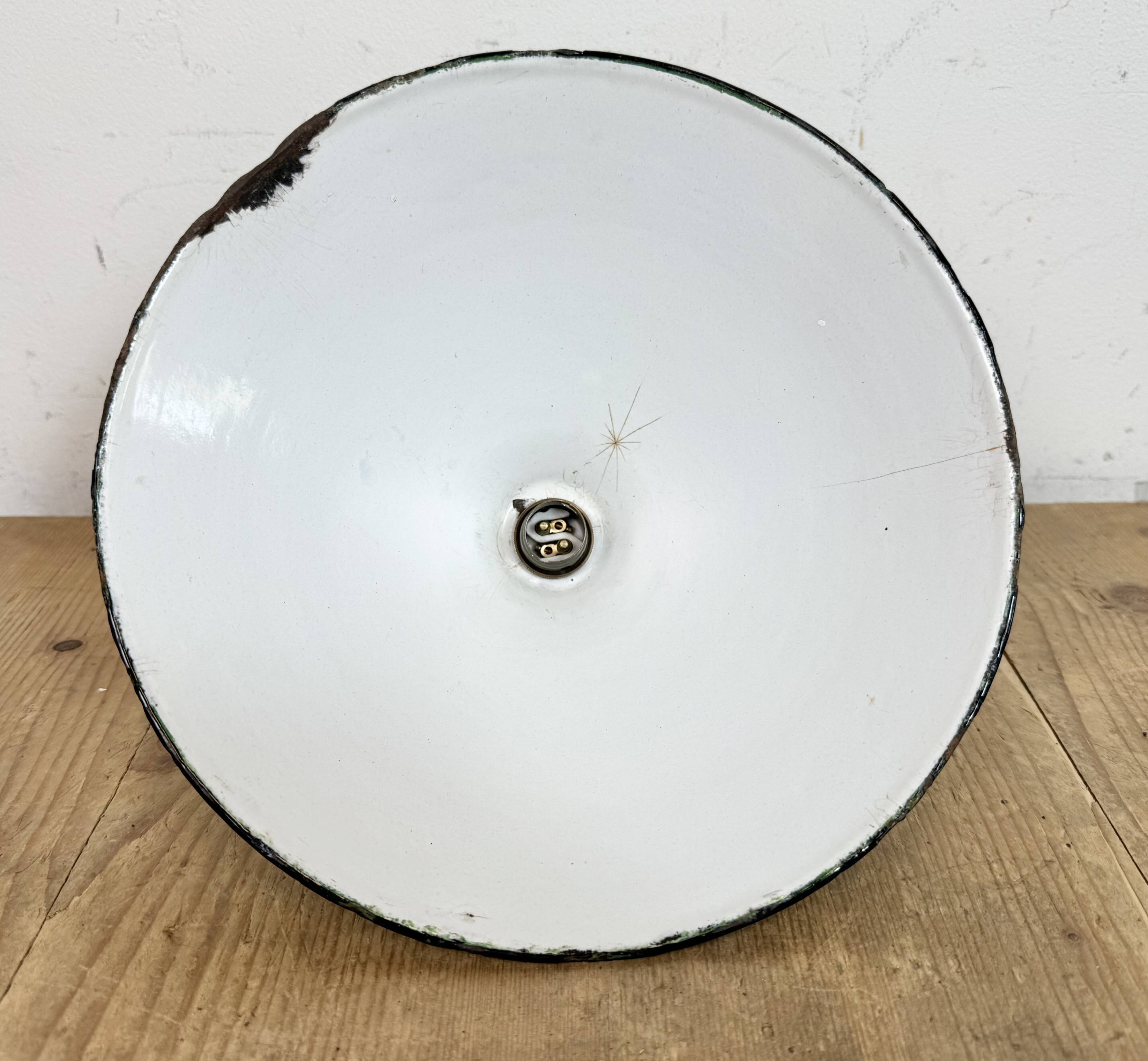 Suspension industrielle en tôle émaillée verte, années 1950
