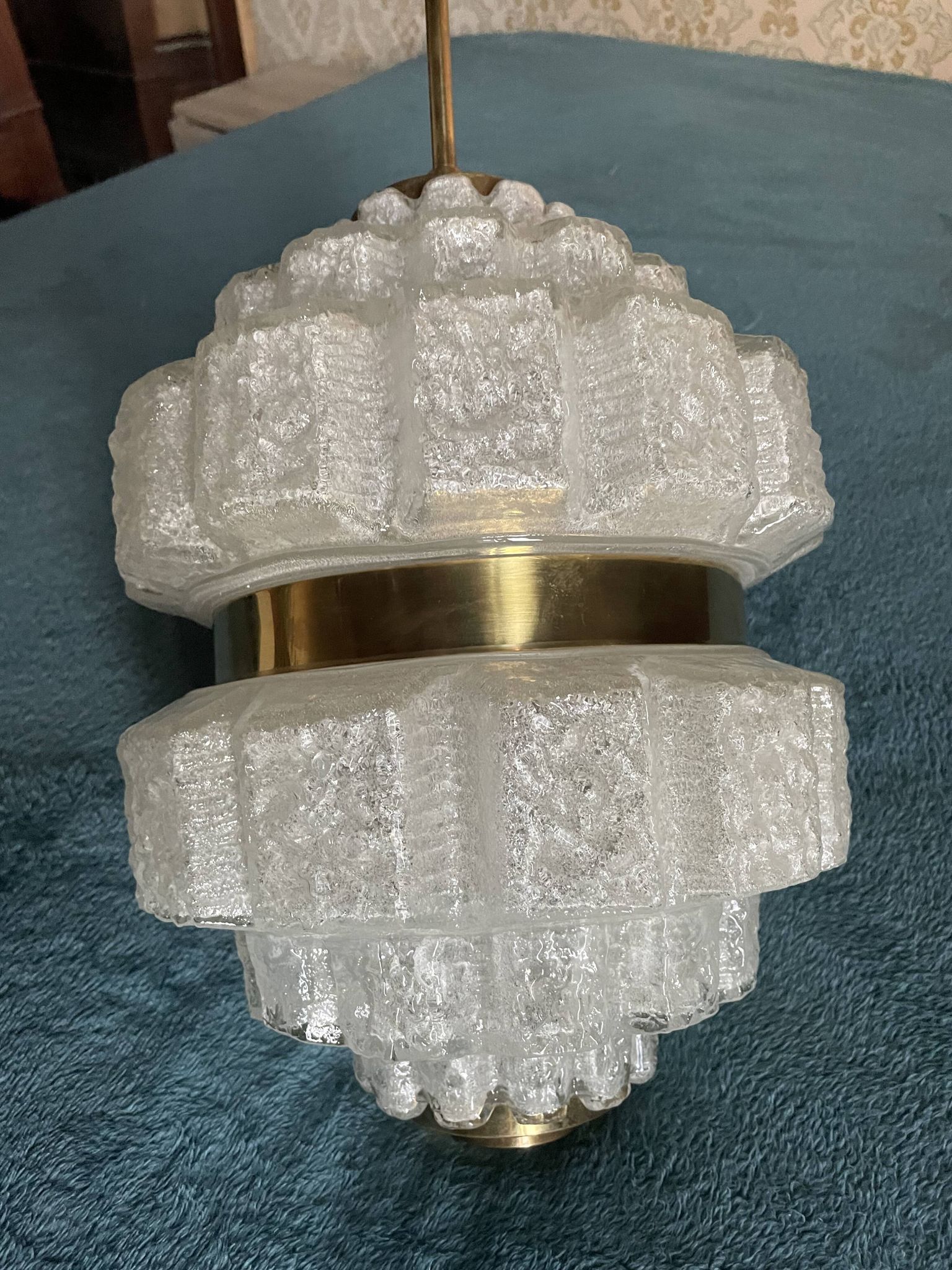 Suspension/lustre en verre moulé et laiton - années 70