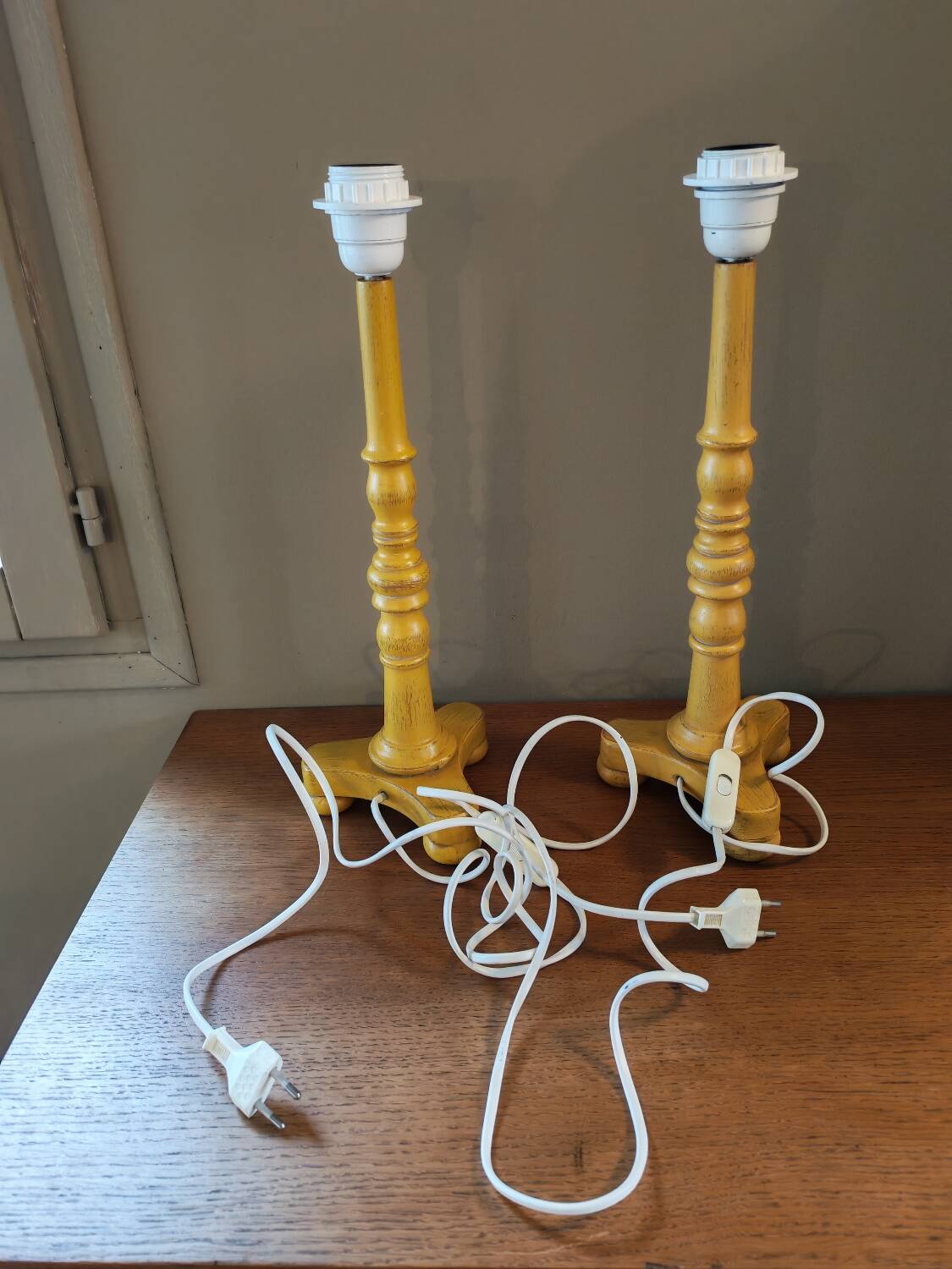 Paire de pieds de lampe bois tourné vintage.