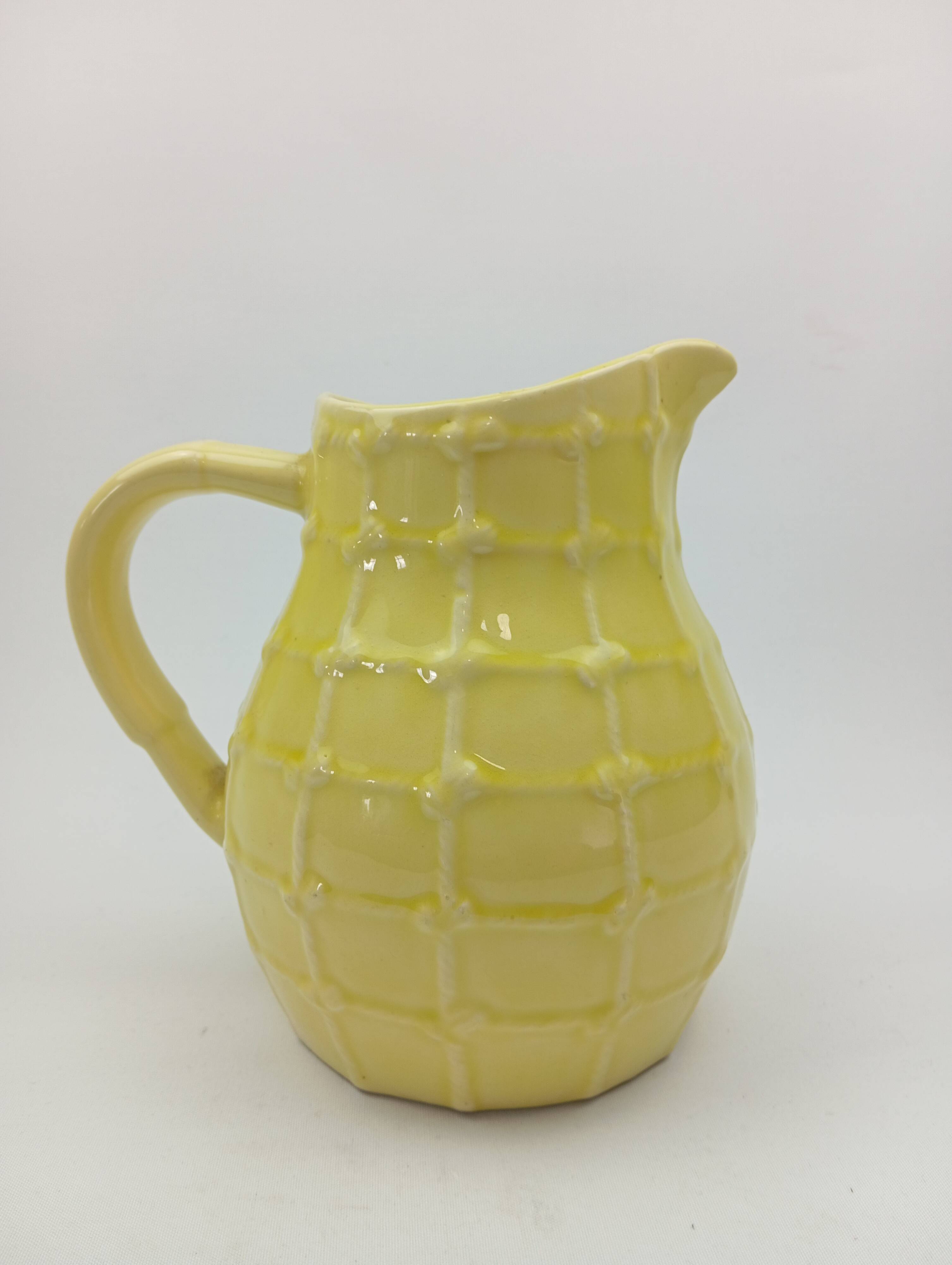 Saint Clément cruche à eau jaune à effet tressé
