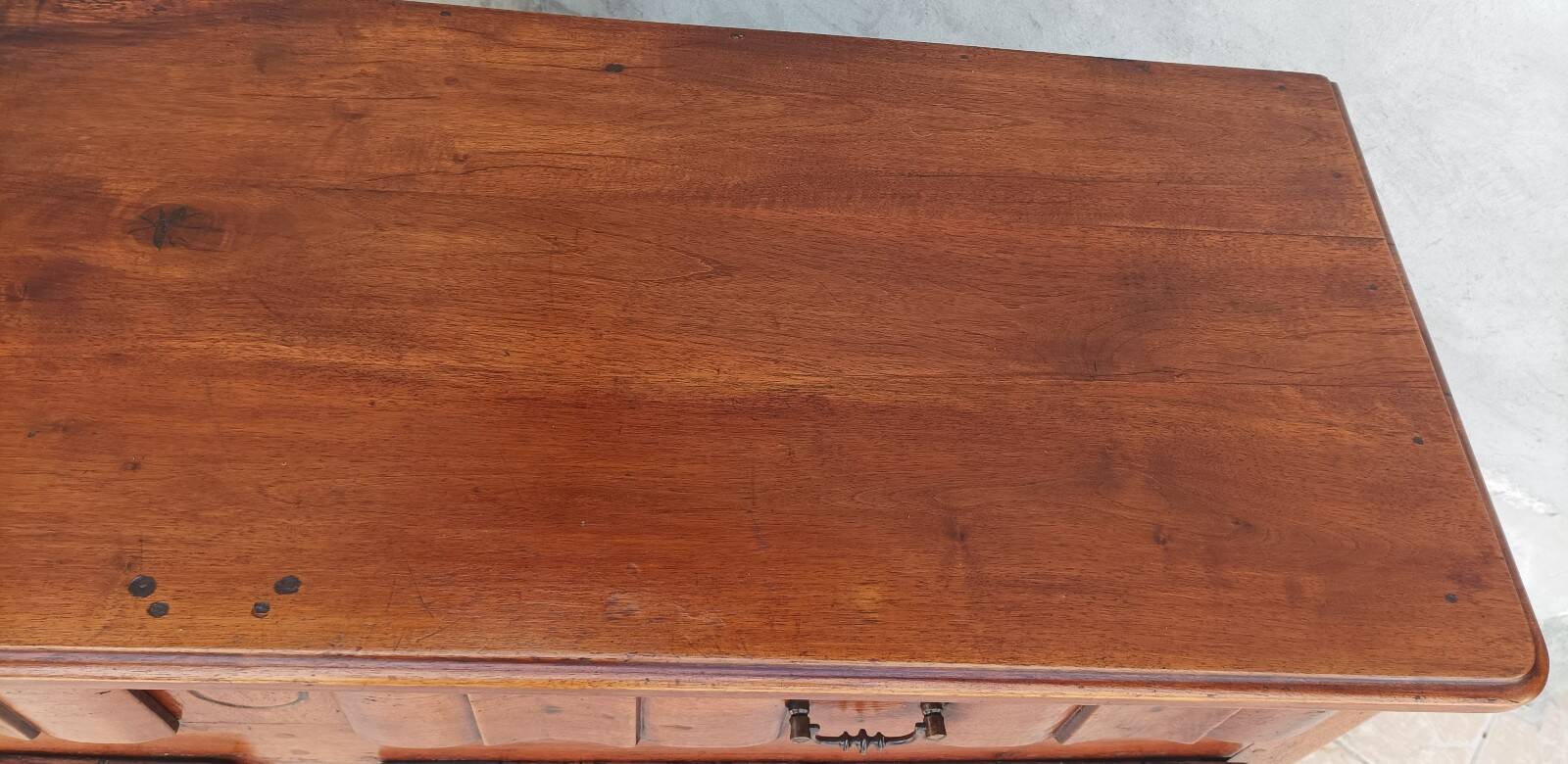 Louis XV walnut buffet from the 18th century.