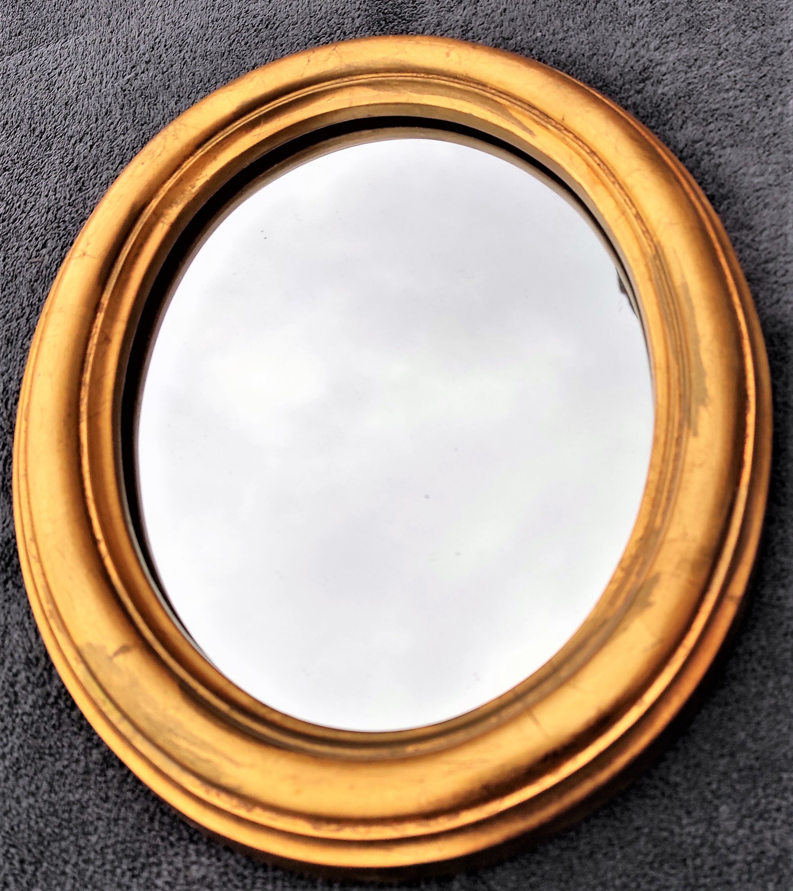 Oval mirror of 30 x 24 cm with its golden entourage of biedermeier