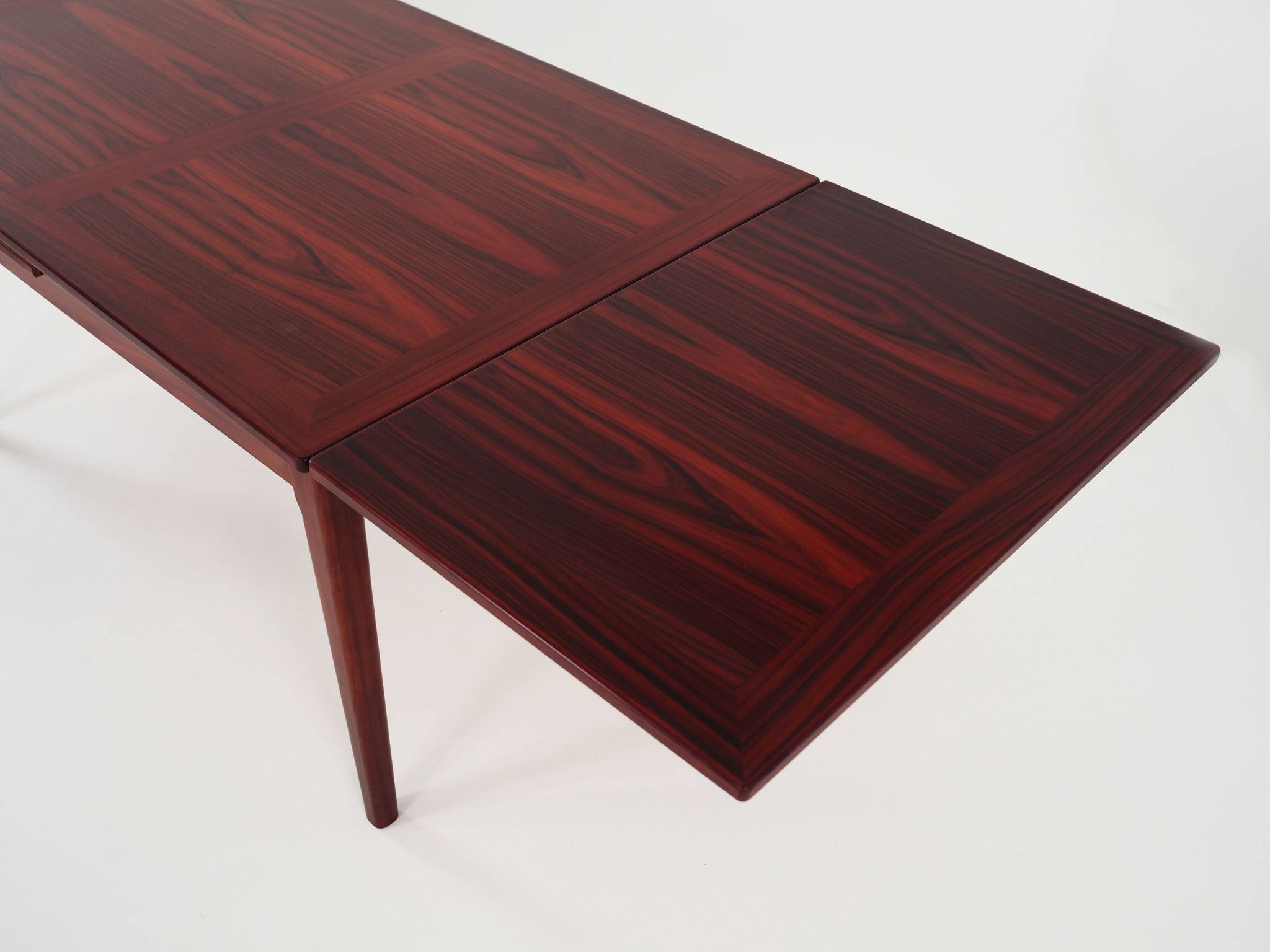 Table en palissandre, design danois, années 1970, fabricant : Skovby