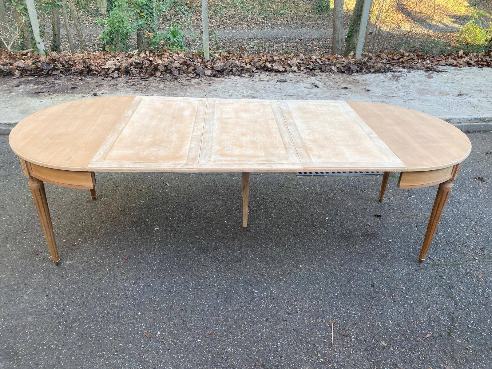 Renovated Louis XVI extendable round table from the 19th century, 260cm.
