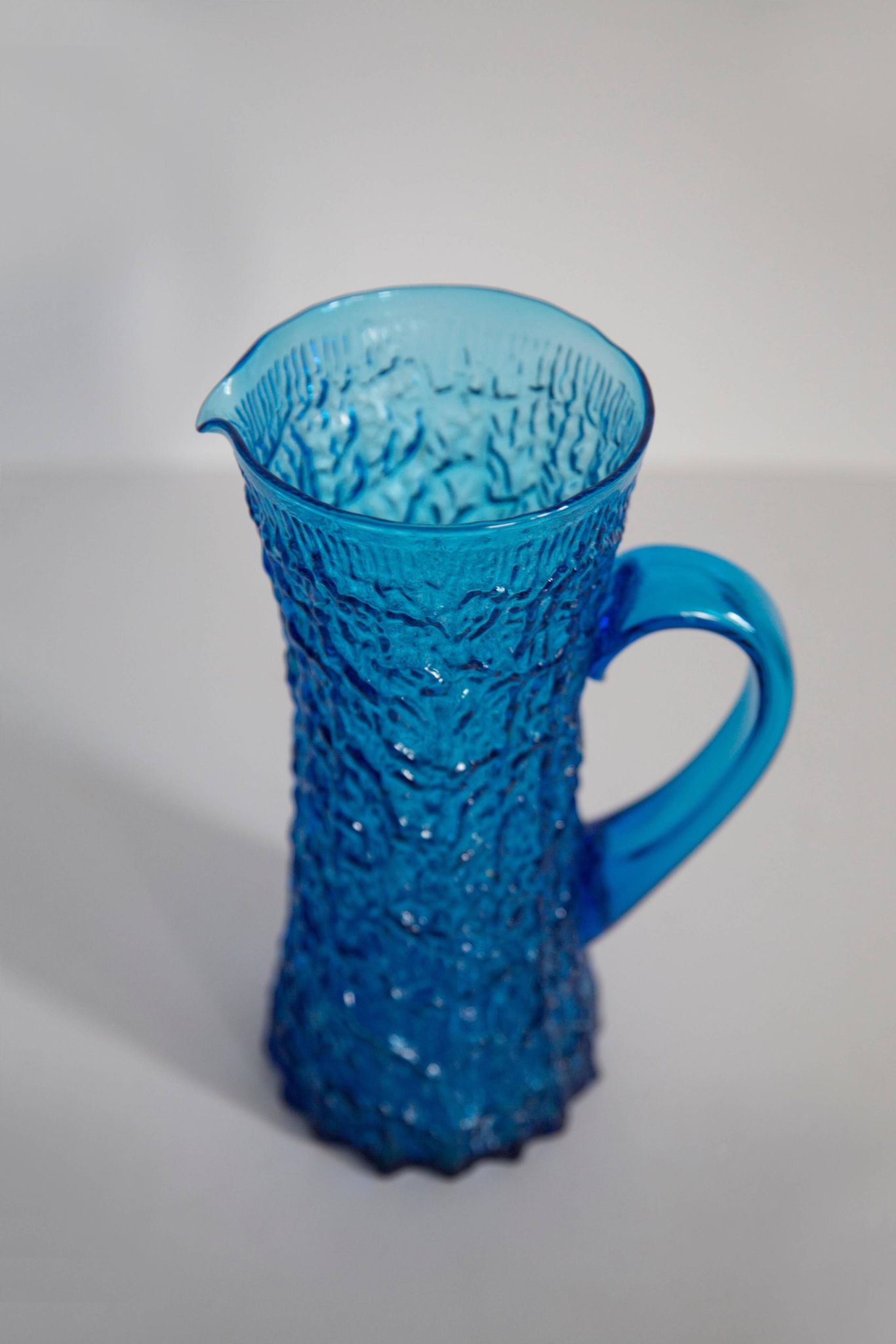 Pichet d'eau ou de jus en verre bleu du milieu du XXe siècle
