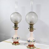 Paire de lampes à pétrole en porcelaine électrifiées, fin XIXème