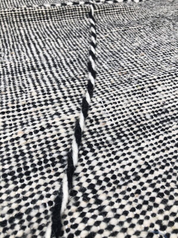 Tapis berbère marocain Kilim Zanafi noir et blanc 153x103cm