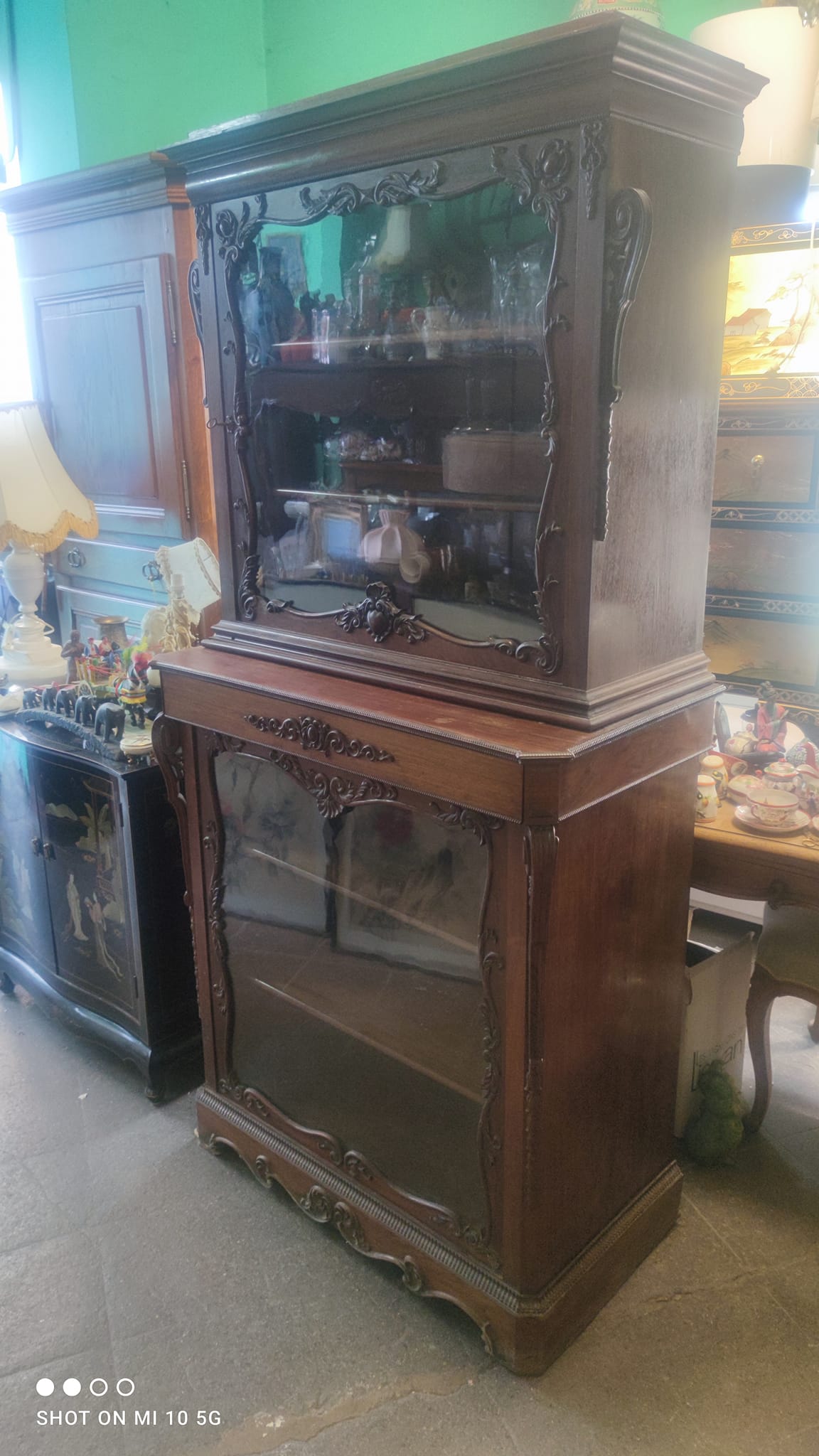 Two-part cabinet, recessed and with a glass-fronted display case, in Indian rosewood, circa 1850/60