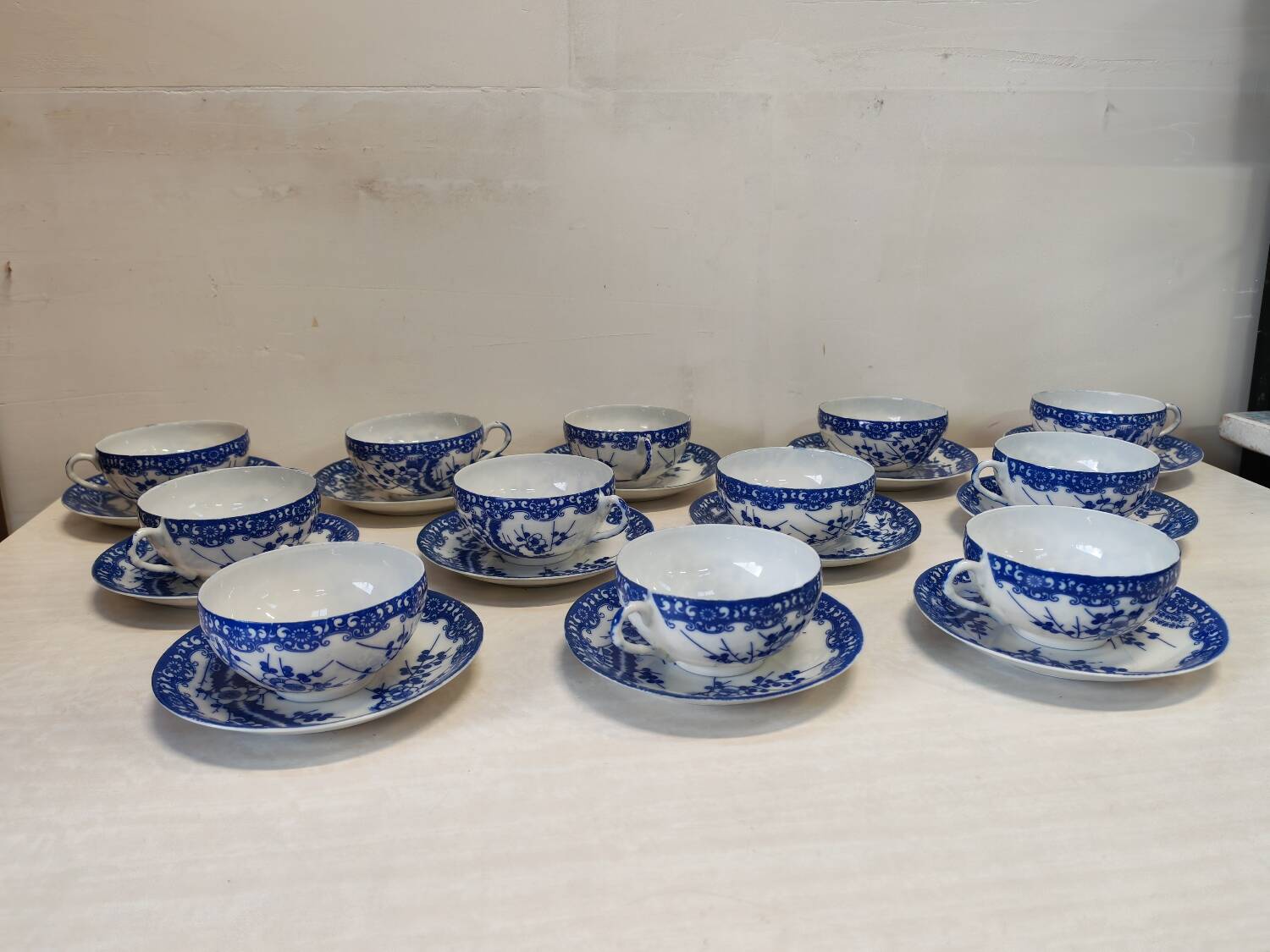 Magnifique Service de 12 Tasses et Soucoupes en Porcelaine