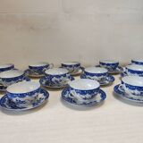 Magnifique Service de 12 Tasses et Soucoupes en Porcelaine