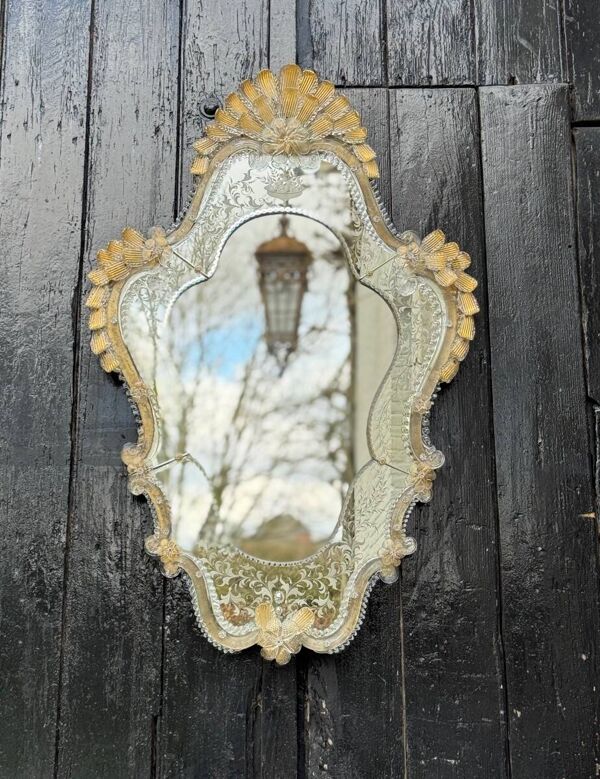 Miroir vénitien en verre de Murano doré à l’or fin, miroir gravé, vers 1950