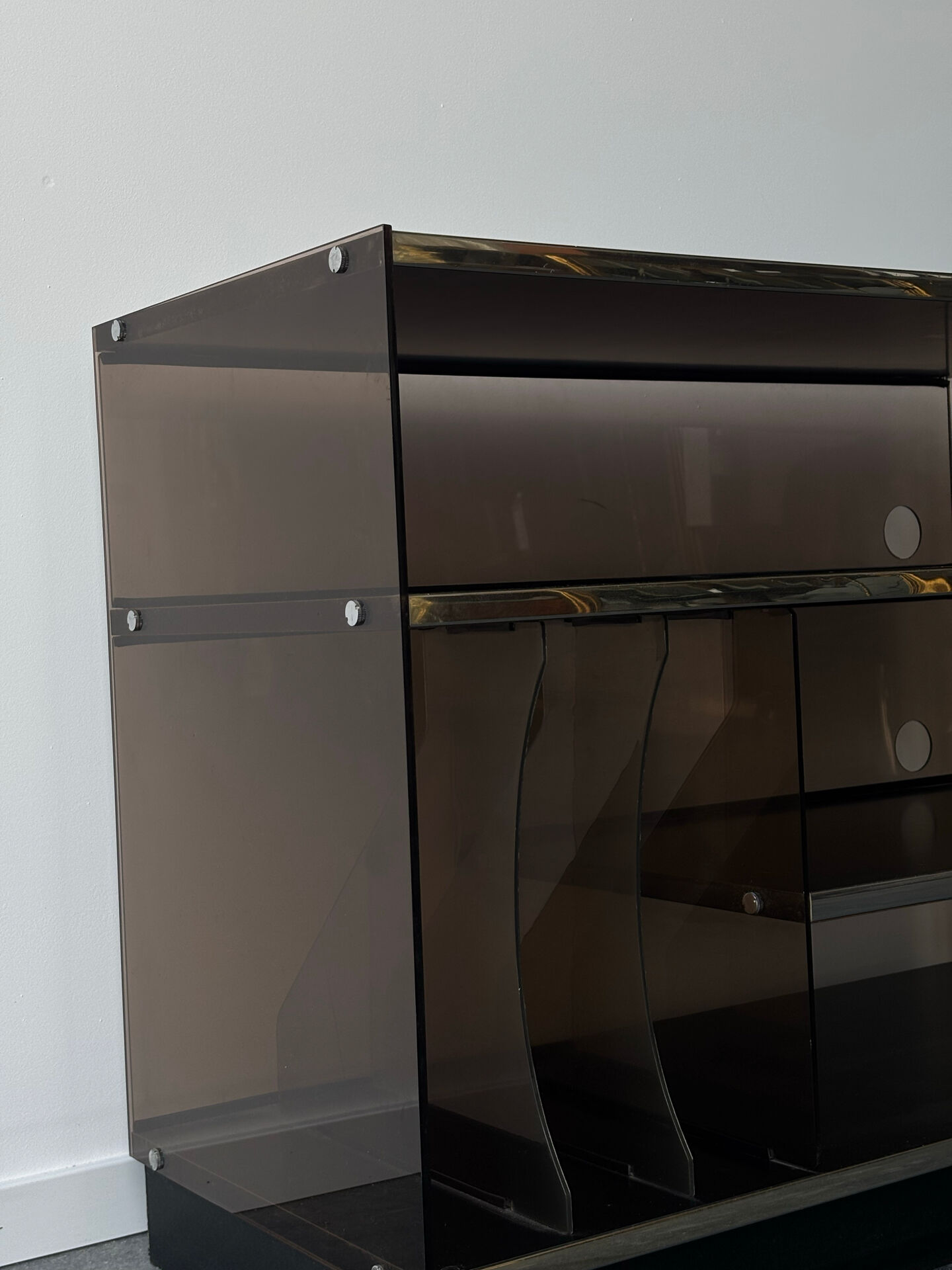 Meuble hi-fi en plexiglas fumé 1970