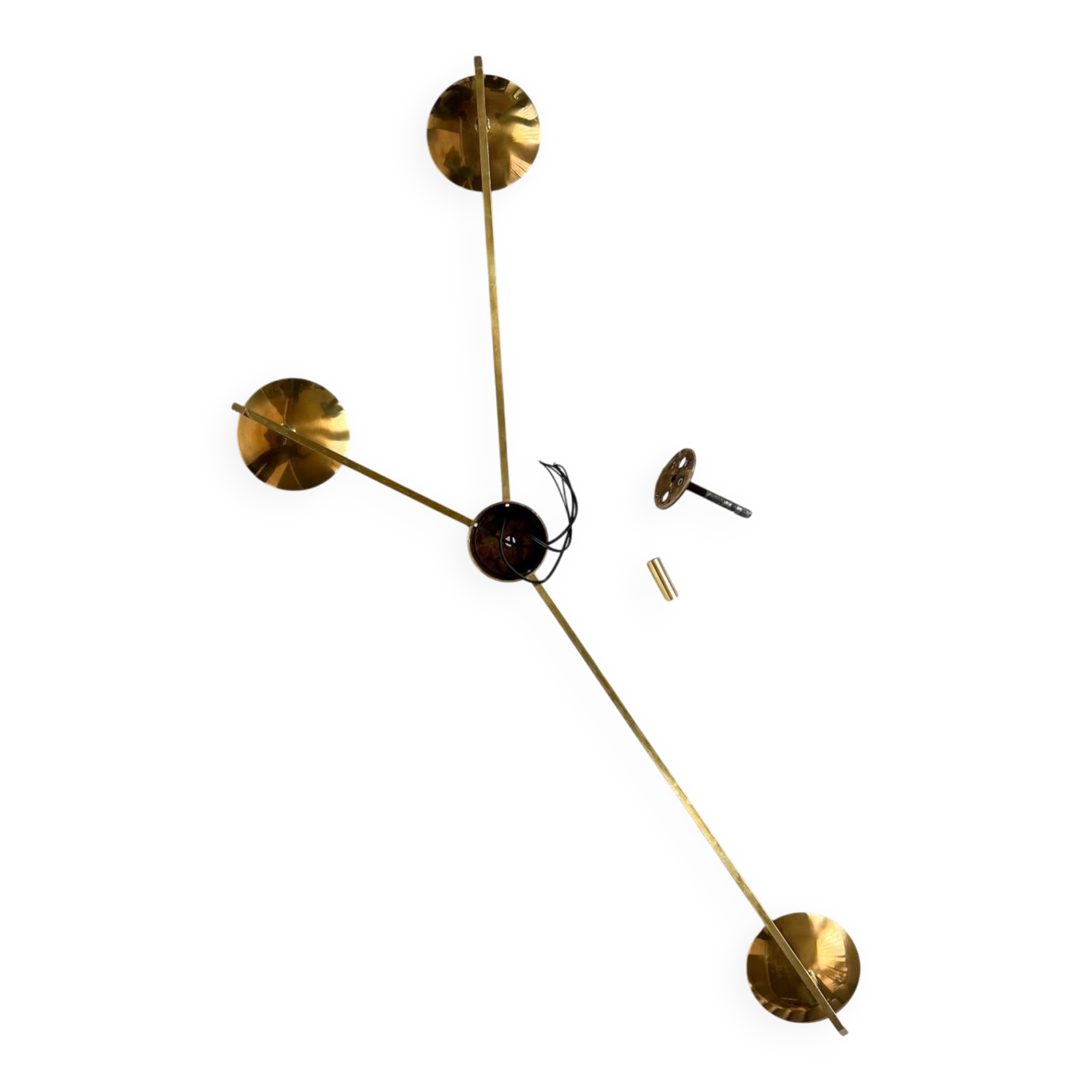 Applique en laiton, 3 bras et bols en verre opalin.