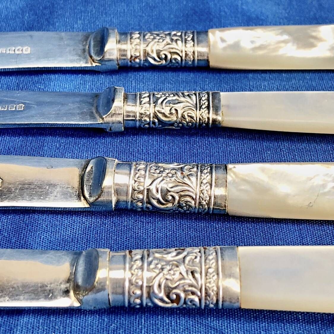 4 antique butter spreading knives in silver-plated metal and mother-of-pearl.