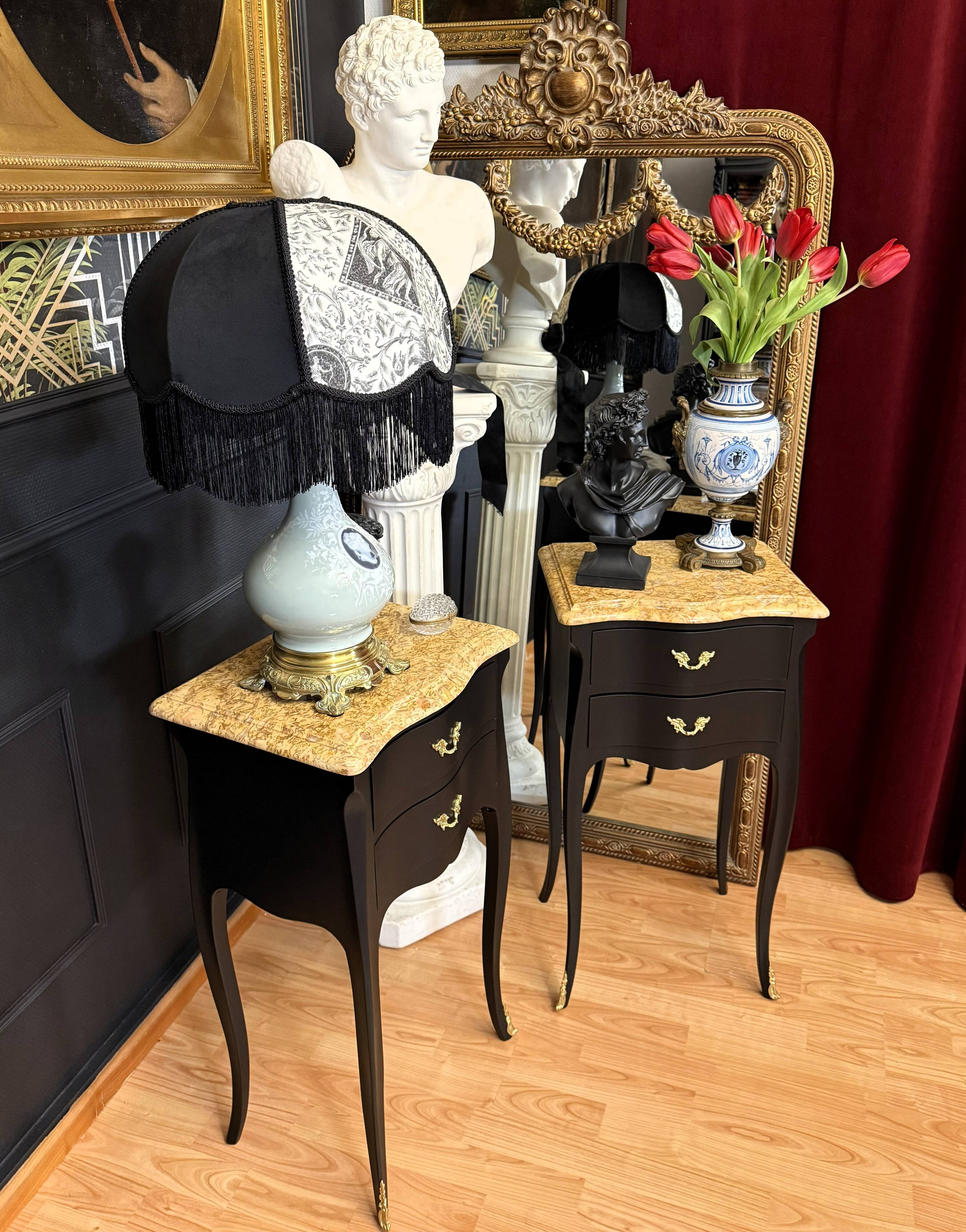 Paire de chevets Louis XV transition noir satiné & marbre beige