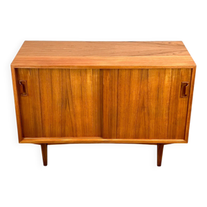 Petit buffet avec portes