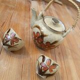 Teapot and cups