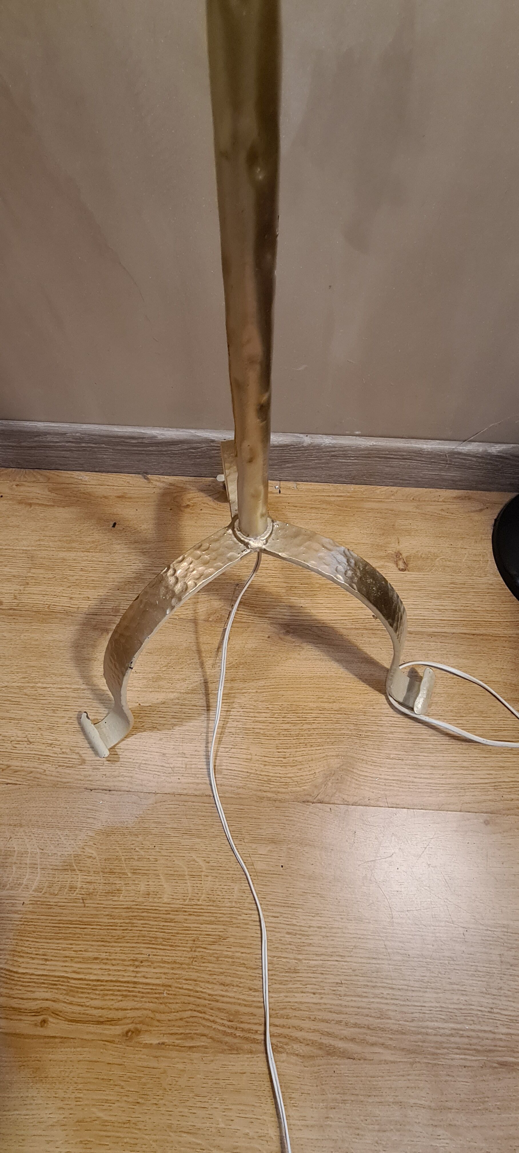 Floor lamp hammered iron 1960 painted patinated gold, adjustable 180cm to 150cm